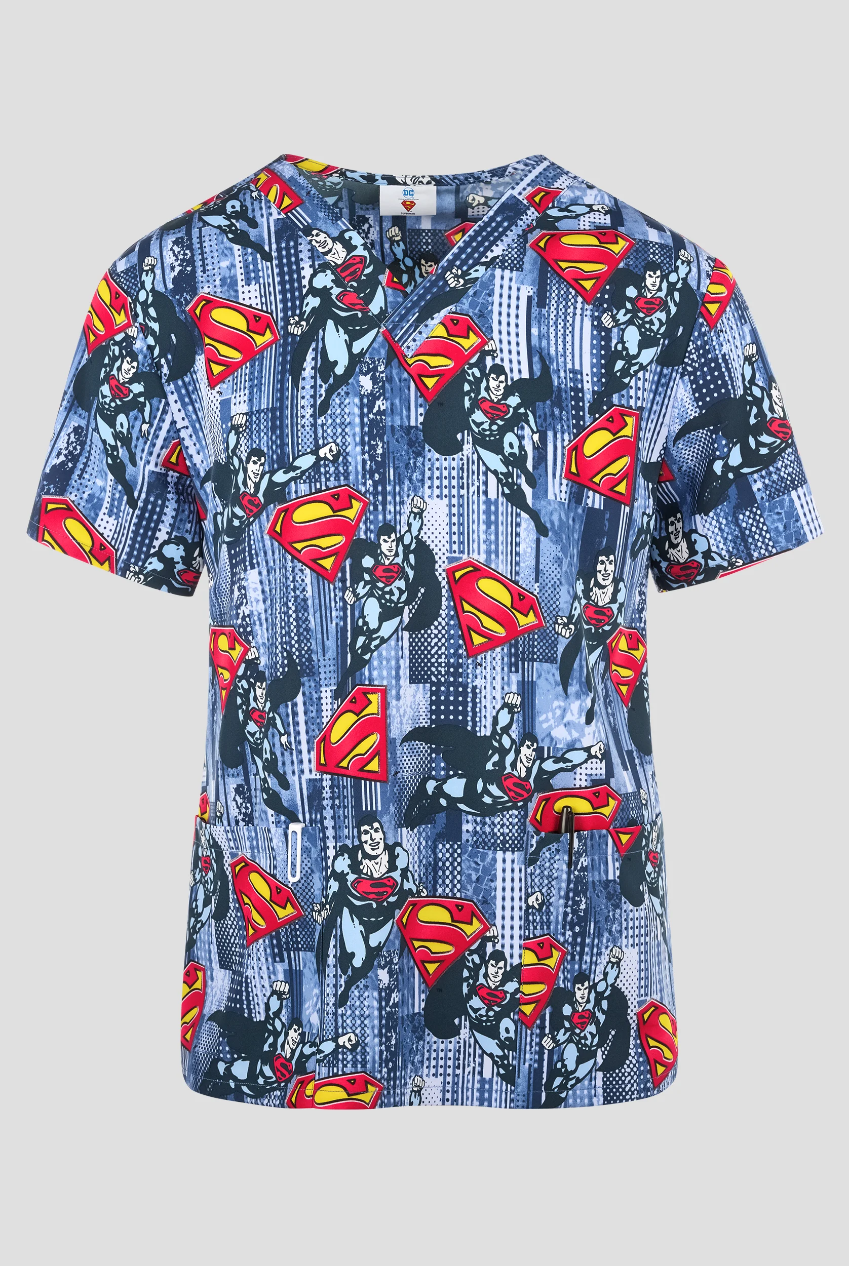 Camisa médica estampada Tooniforms Superman Metropolis Force STRETCH con cuello en V y 3 bolsillos para hombre