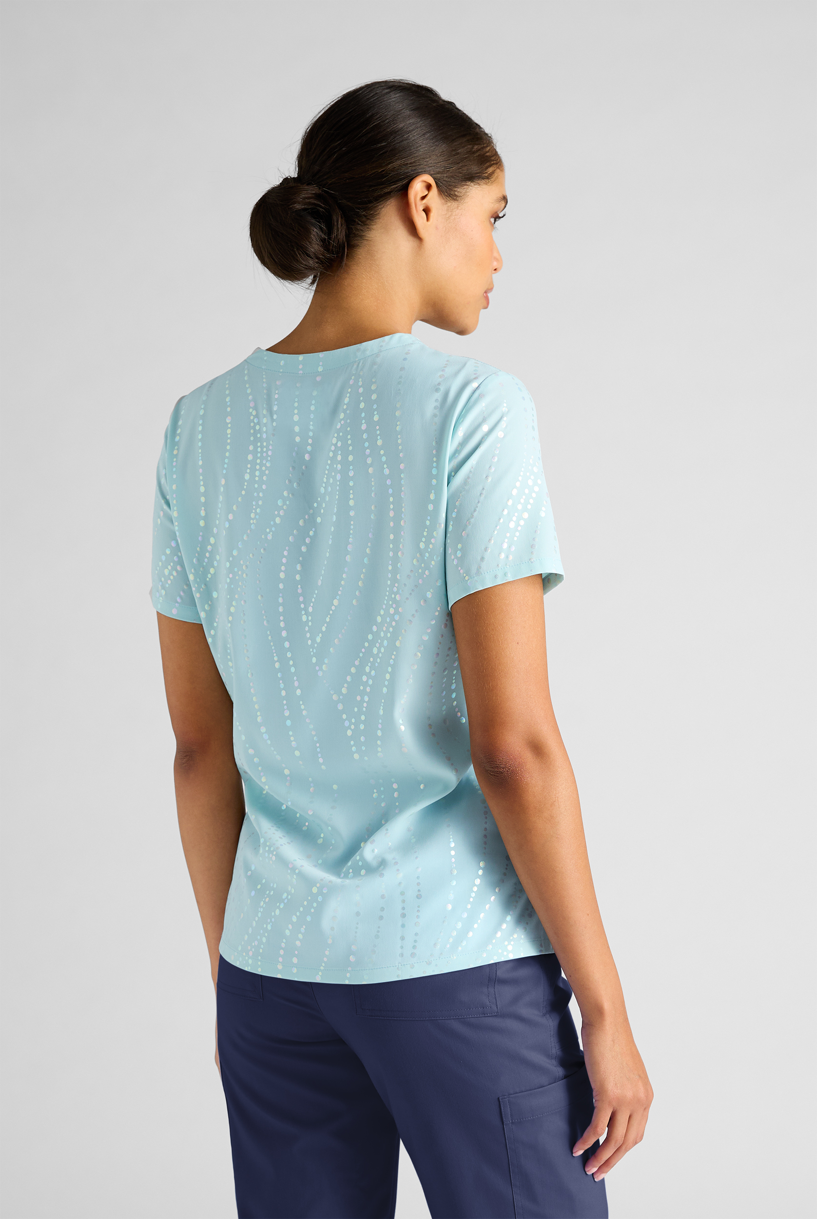 Blusa médica estampada UA Butter-Soft STRETCH Rhythmic Waves Salt Blue con cuello en V para mujer