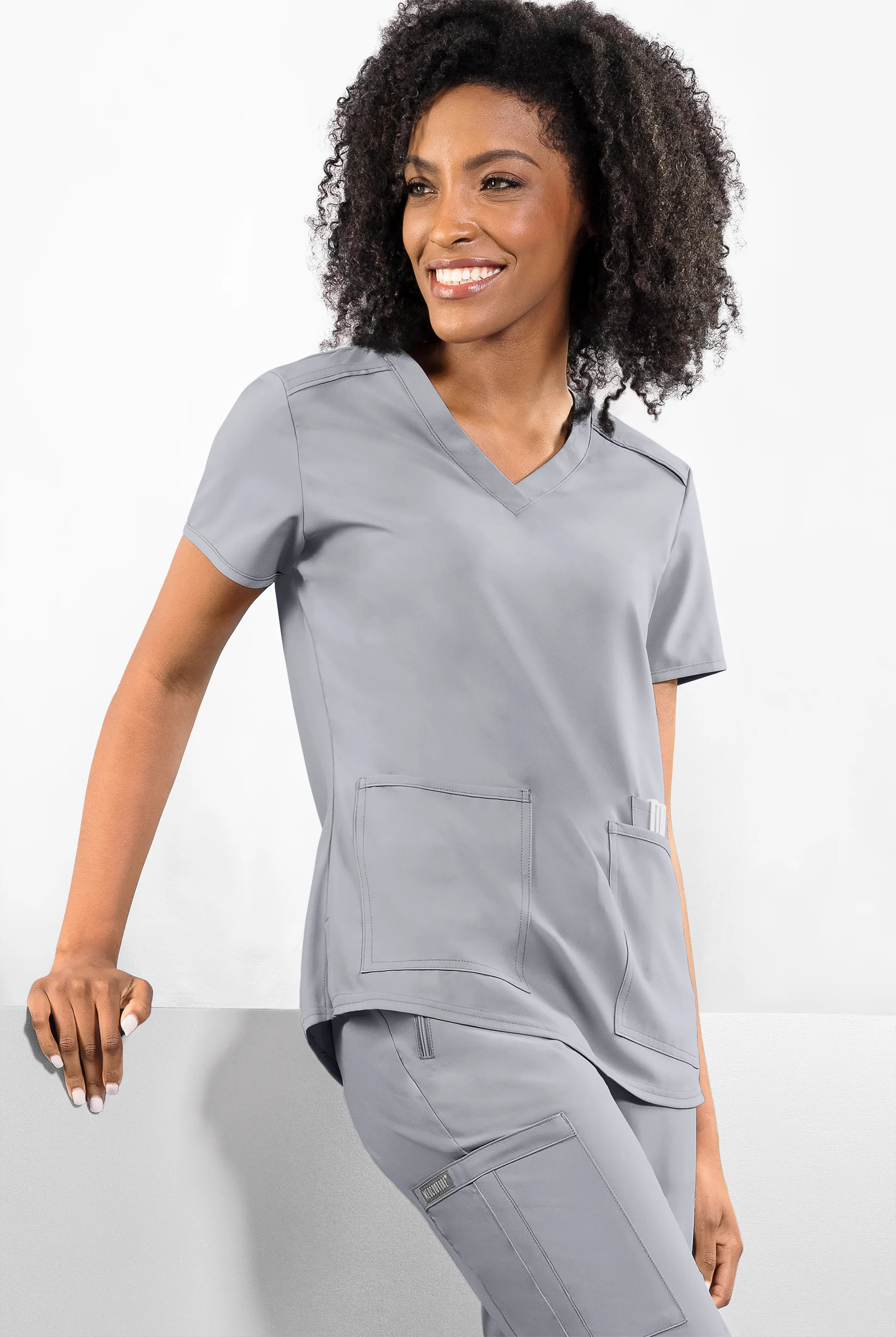 Blusa m&eacute;dica Med Couture Insight con cuello en V y 3 bolsillos para mujer