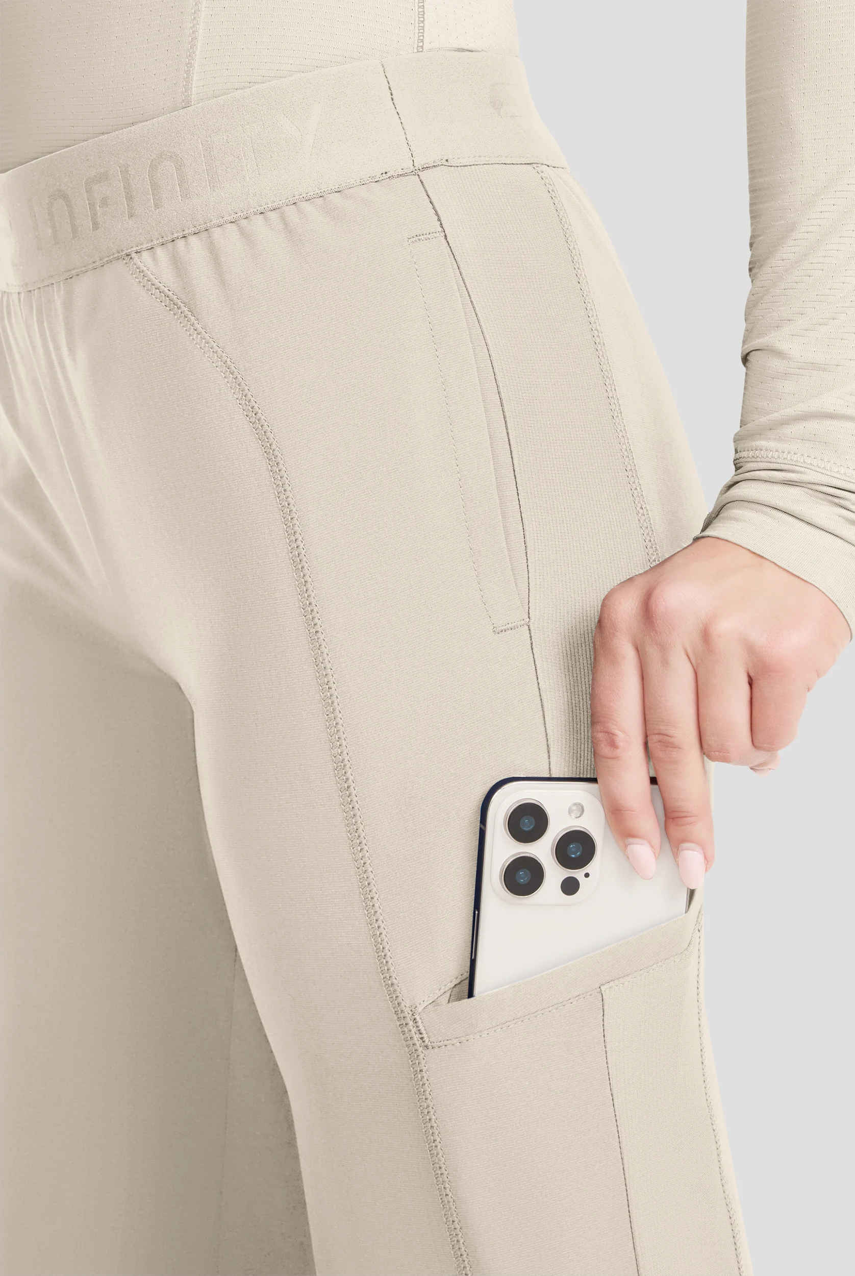 Pantal&oacute;n m&eacute;dico Infinity GNR8 Knit STRETCH de tiro medio con piernas acampanadas y 5 bolsillos para mujer