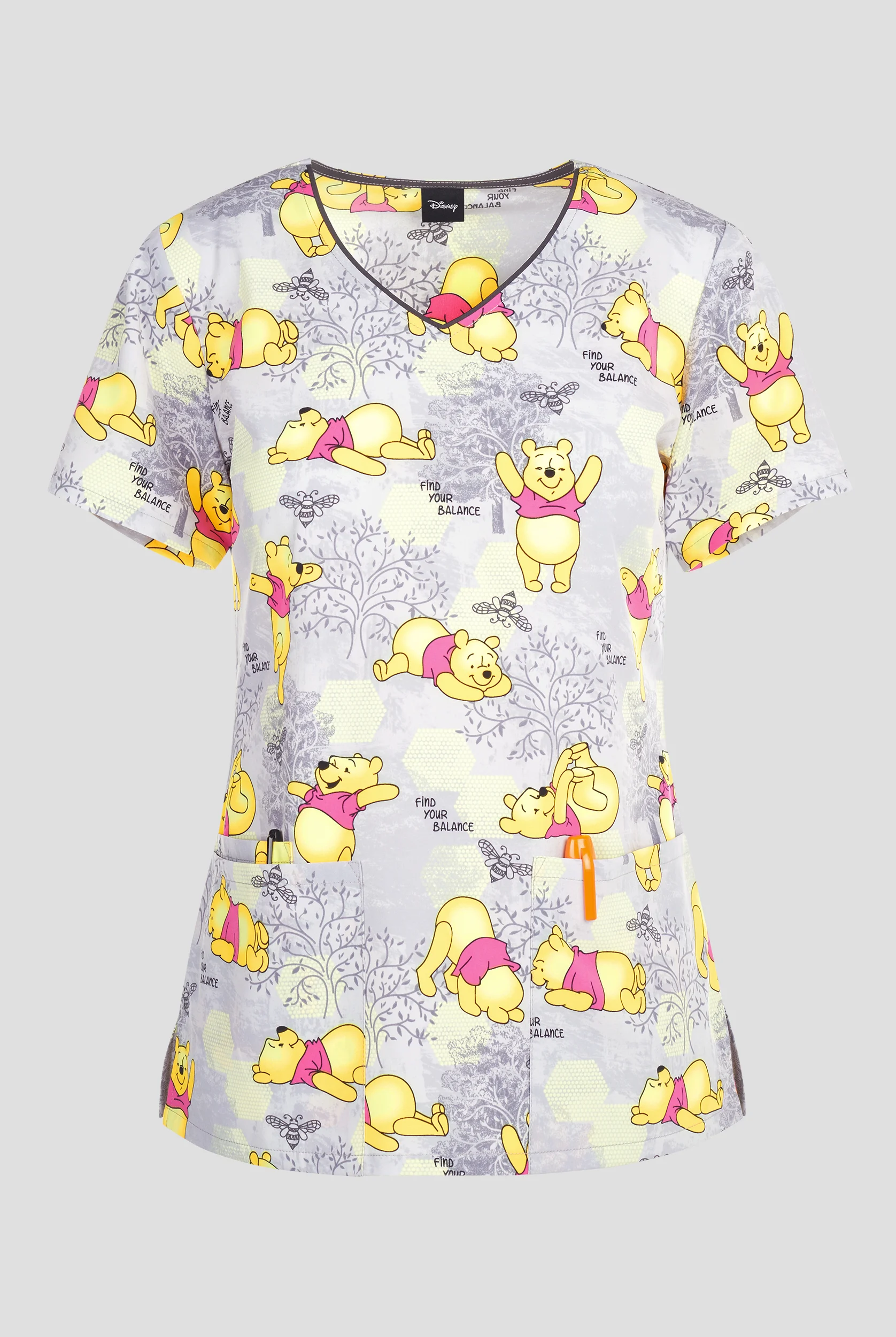 Blusa médica estampada Tooniforms Disney's Winnie Namastay Pooh STRETCH con cuello en V y 3 bolsillos para mujer