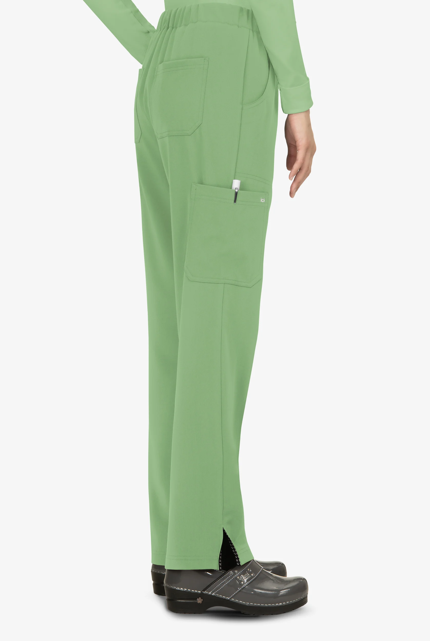 Pantal&oacute;n m&eacute;dico koi Next Gen Everyday Hero STRETCH estilo cargo con cord&oacute;n y 5 bolsillos para mujer