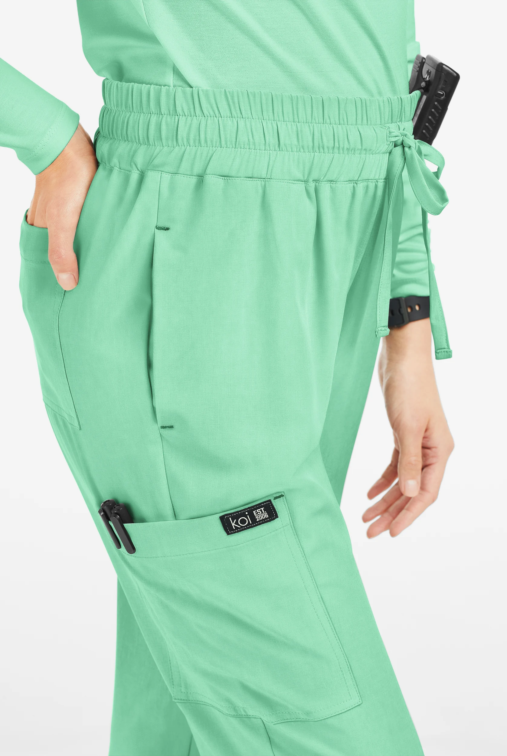 Pantal&oacute;n m&eacute;dico Koi Basics Gemma STRETCH estilo cargo jogger con 5 bolsillos para mujer