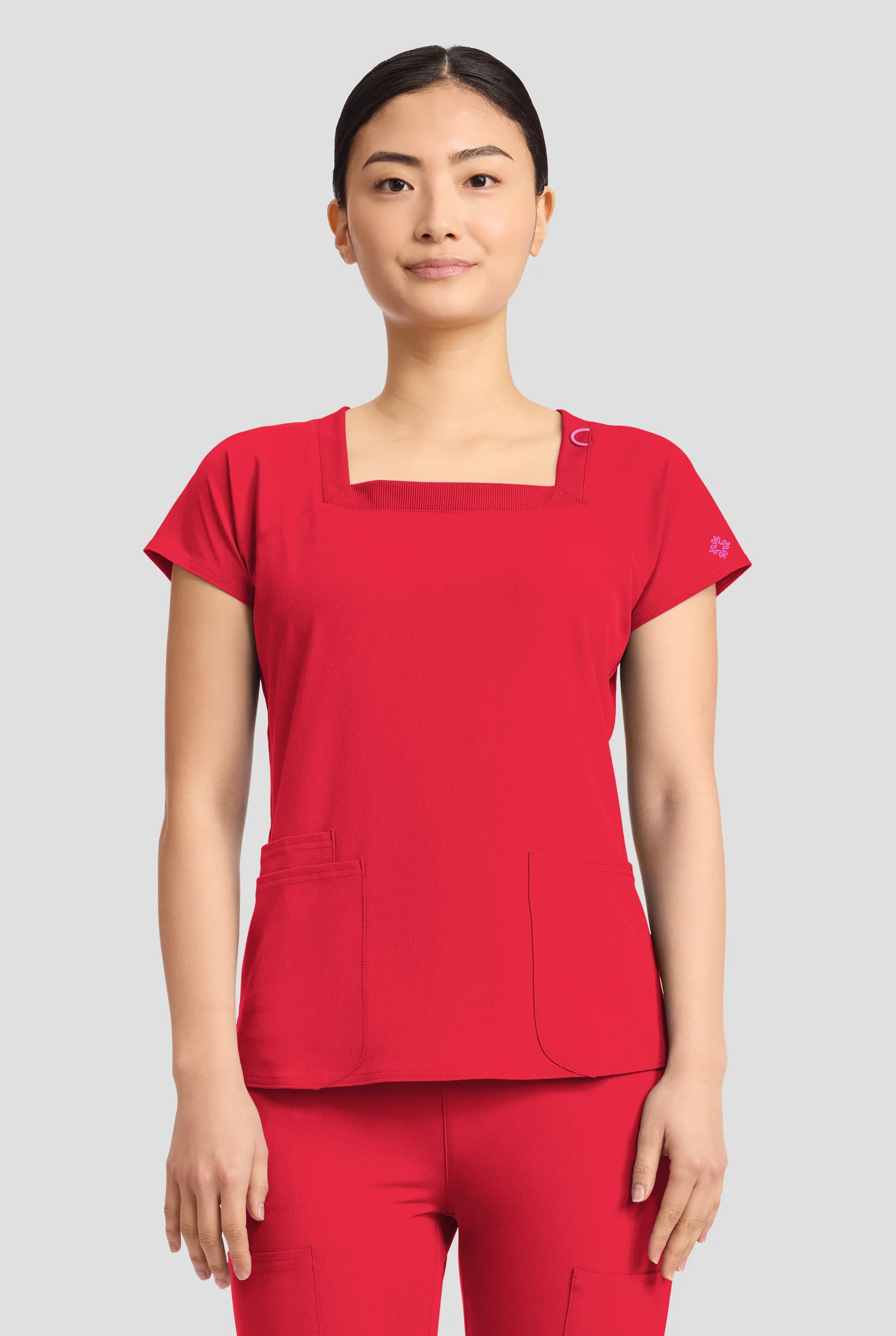 Blusa m&eacute;dica Med Couture Amp STRETCH con cuello cuadrado y 3 bolsillos para mujer