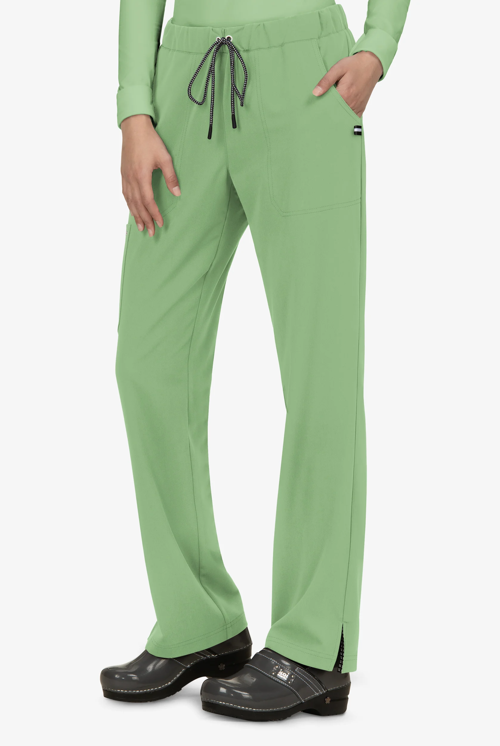 Pantal&oacute;n m&eacute;dico koi Next Gen Everyday Hero STRETCH estilo cargo con cord&oacute;n y 5 bolsillos para mujer