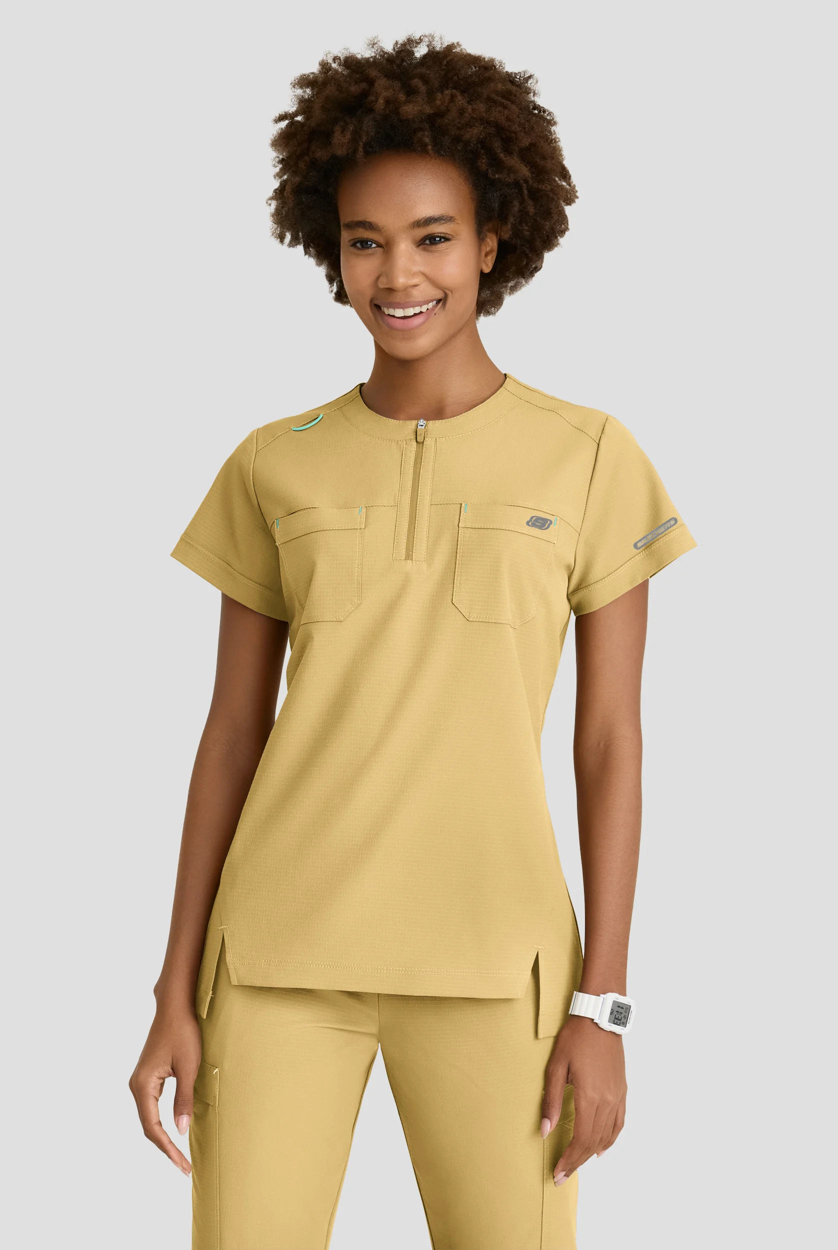 Blusa m&eacute;dica Skechers by Barco MotionTech Trek STRETCH con cuello redondo con cremallera y 2 bolsillos para mujer