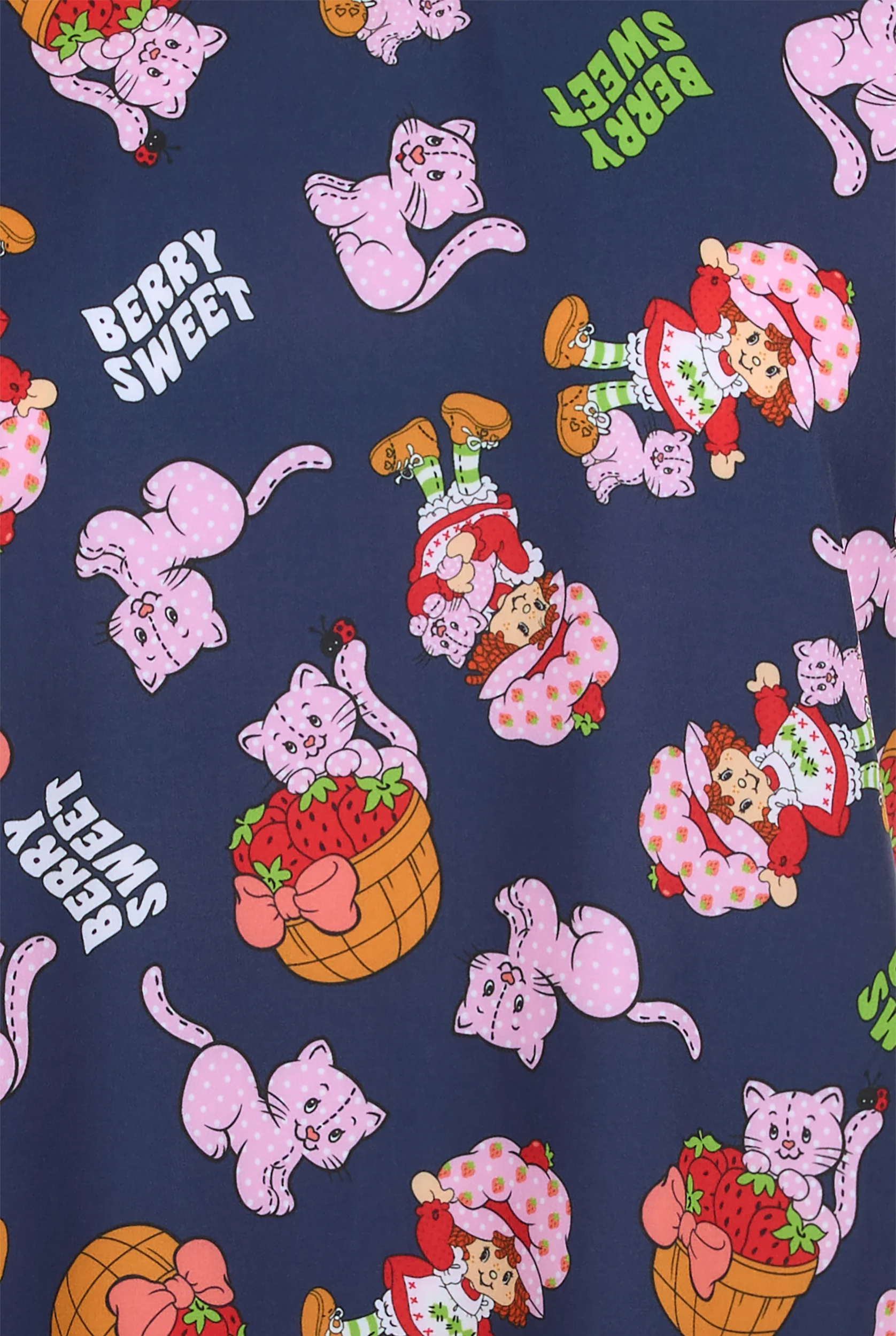 Blusa médica estampada Strawberry Shortcake by Funscrubs STRETCH con cuello en V y 2 bolsillos para mujer