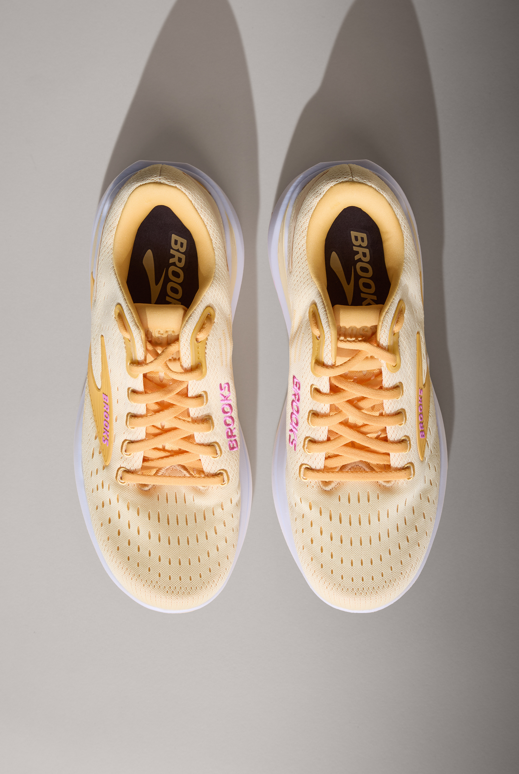 Zapatillas deportivas Brooks Ghost Max 3 Apricot/Apricot/Super Pink con cordones para mujer