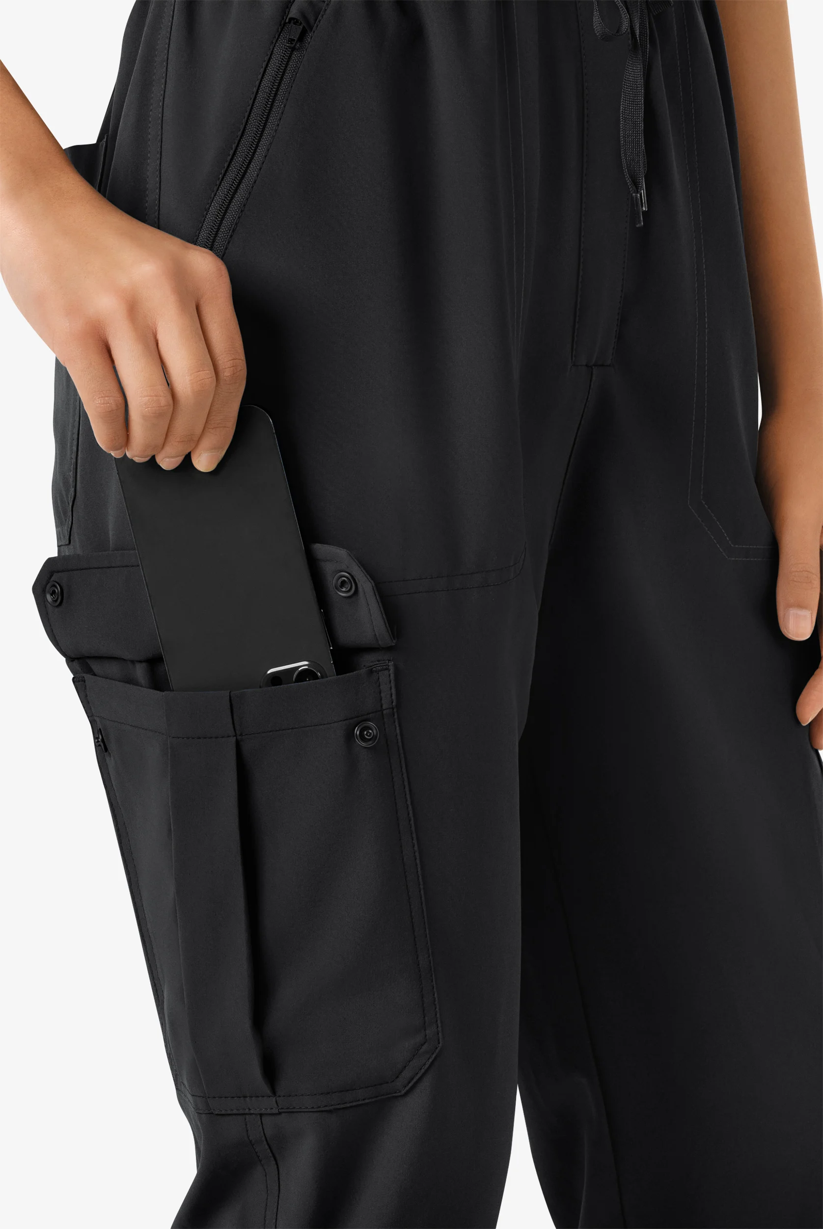 Mono m&eacute;dico WonderWink Renew STRETCH estilo cargo jogger con cuello en V y 7 bolsillos para mujer