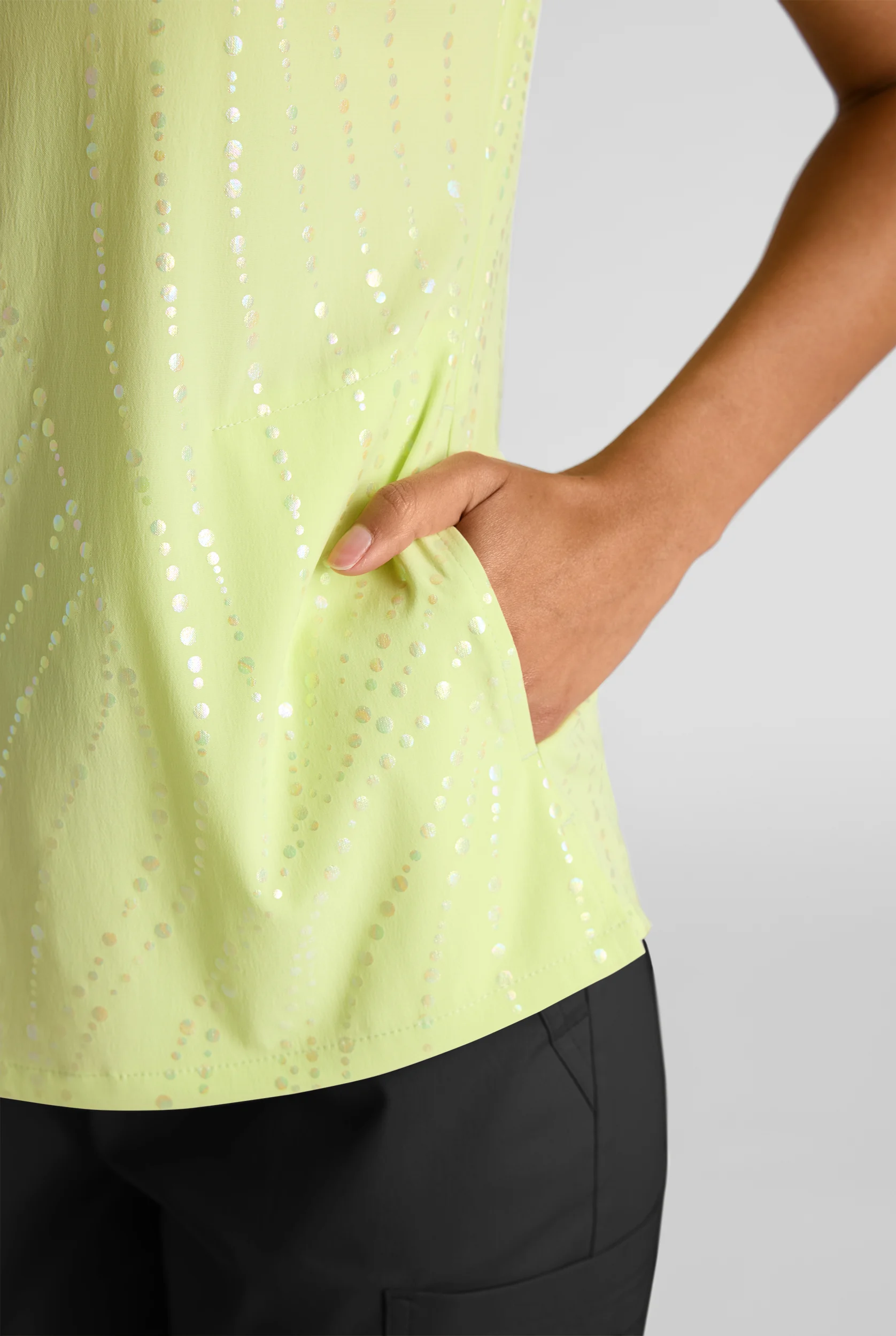 Blusa médica estampada Butter-Soft STRETCH Rhythmic Waves Cool Matcha con 2 bolsillos y cuello en V para mujer