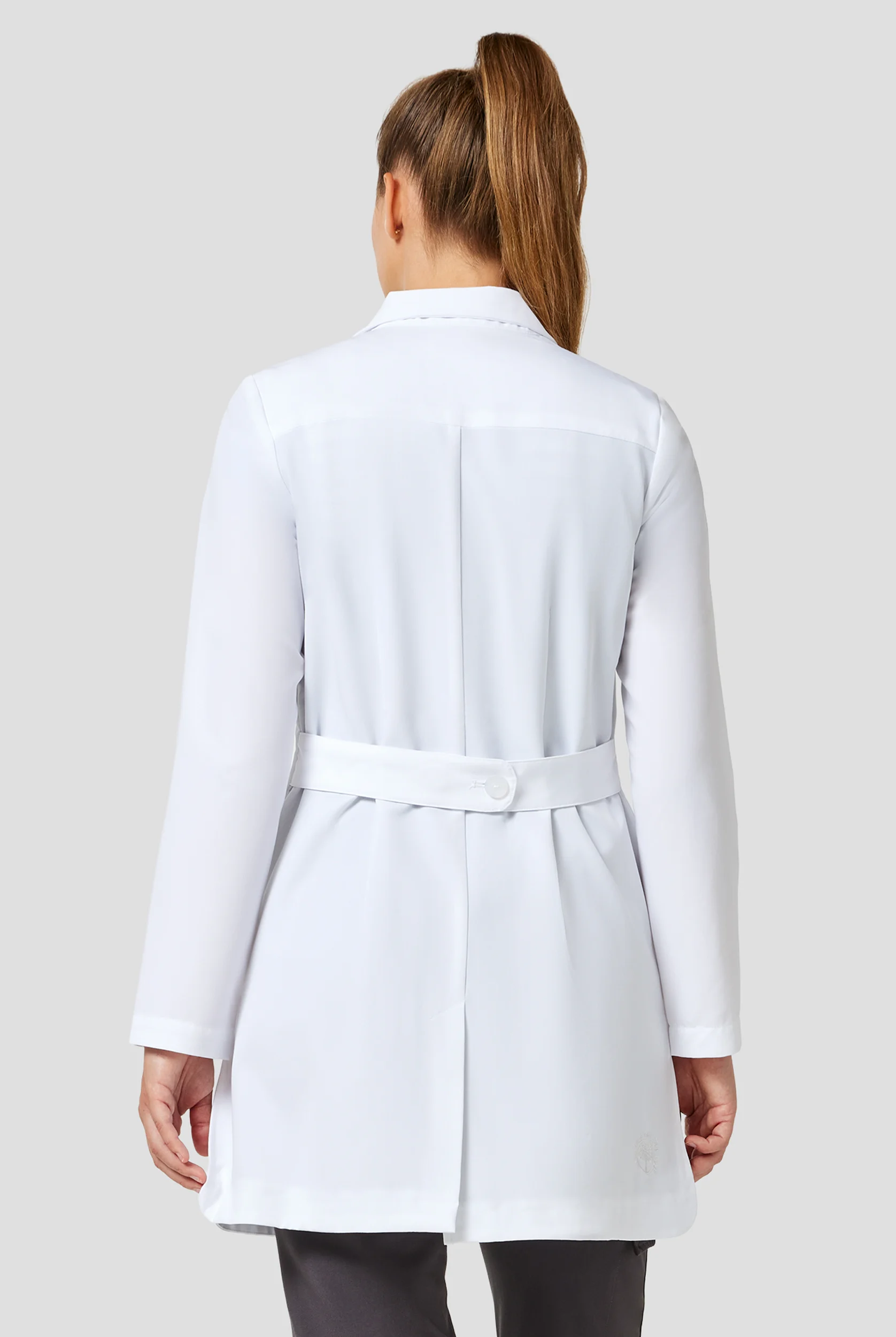 Bata de laboratorio Healing Hands the White Coat Modernist Fiona con cuello tipo solapa redondeada para mujer