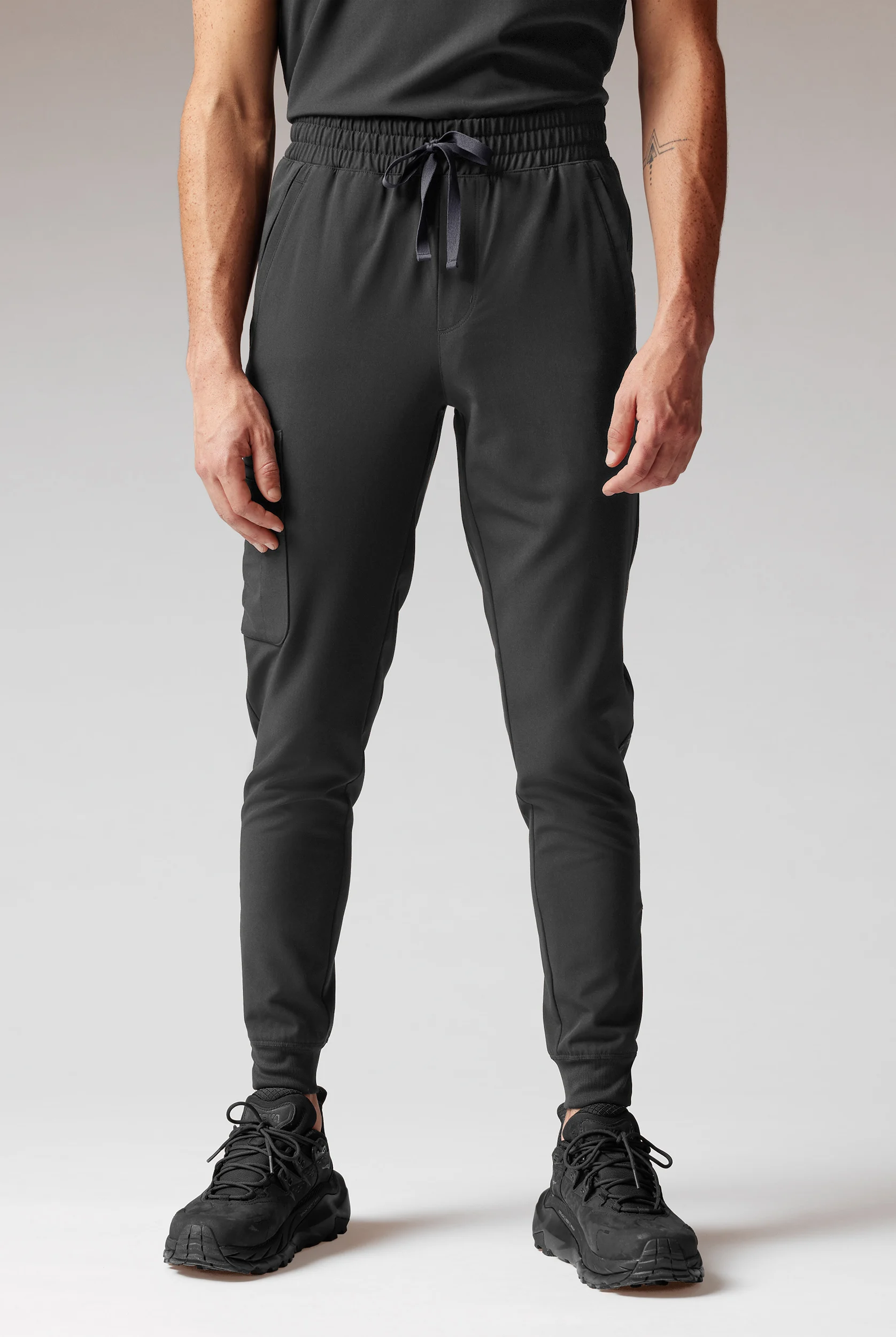 Pantal&oacute;n m&eacute;dico Hypothesis Tactical estilo jogger con piernas delgadas y 9 bolsillos para hombre