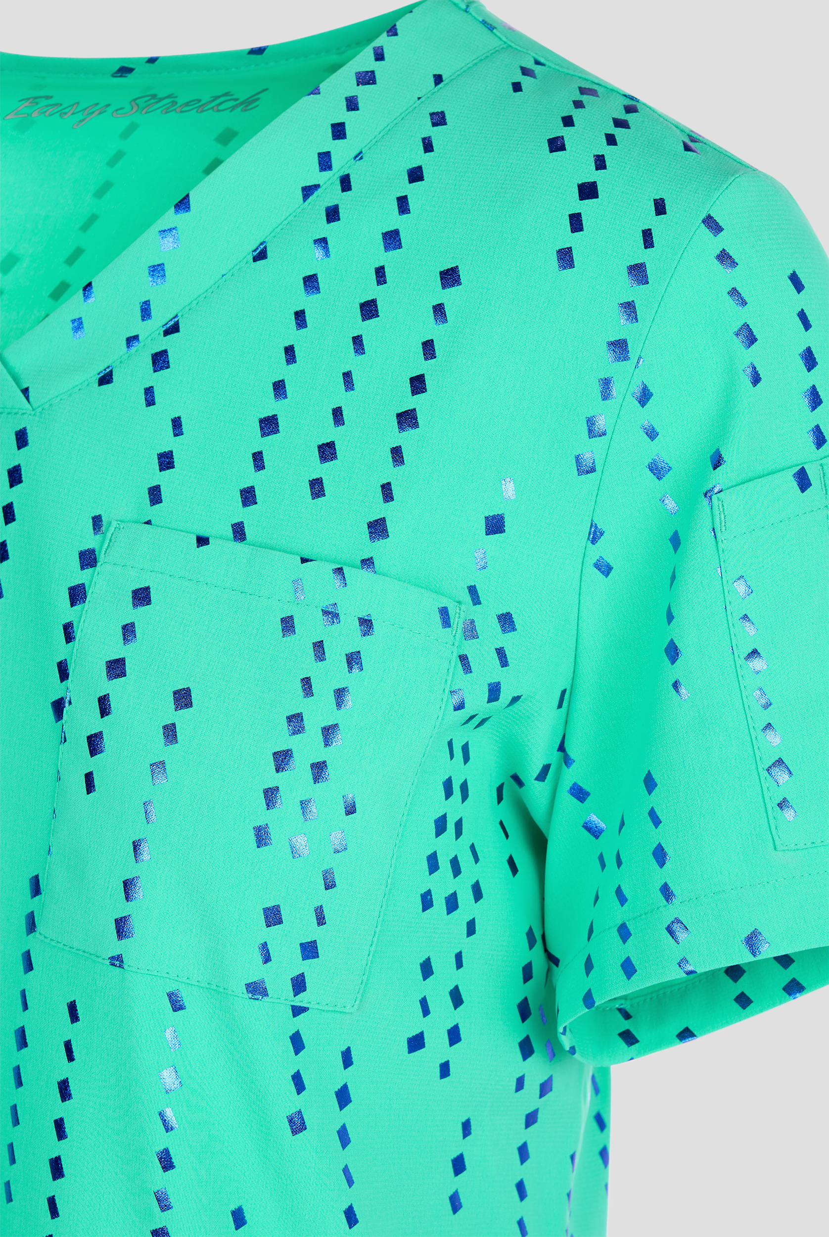 Blusa médica estampada Easy STRETCH Matrix Pixels Magnesium Pink Chloe con cuello en V para mujer