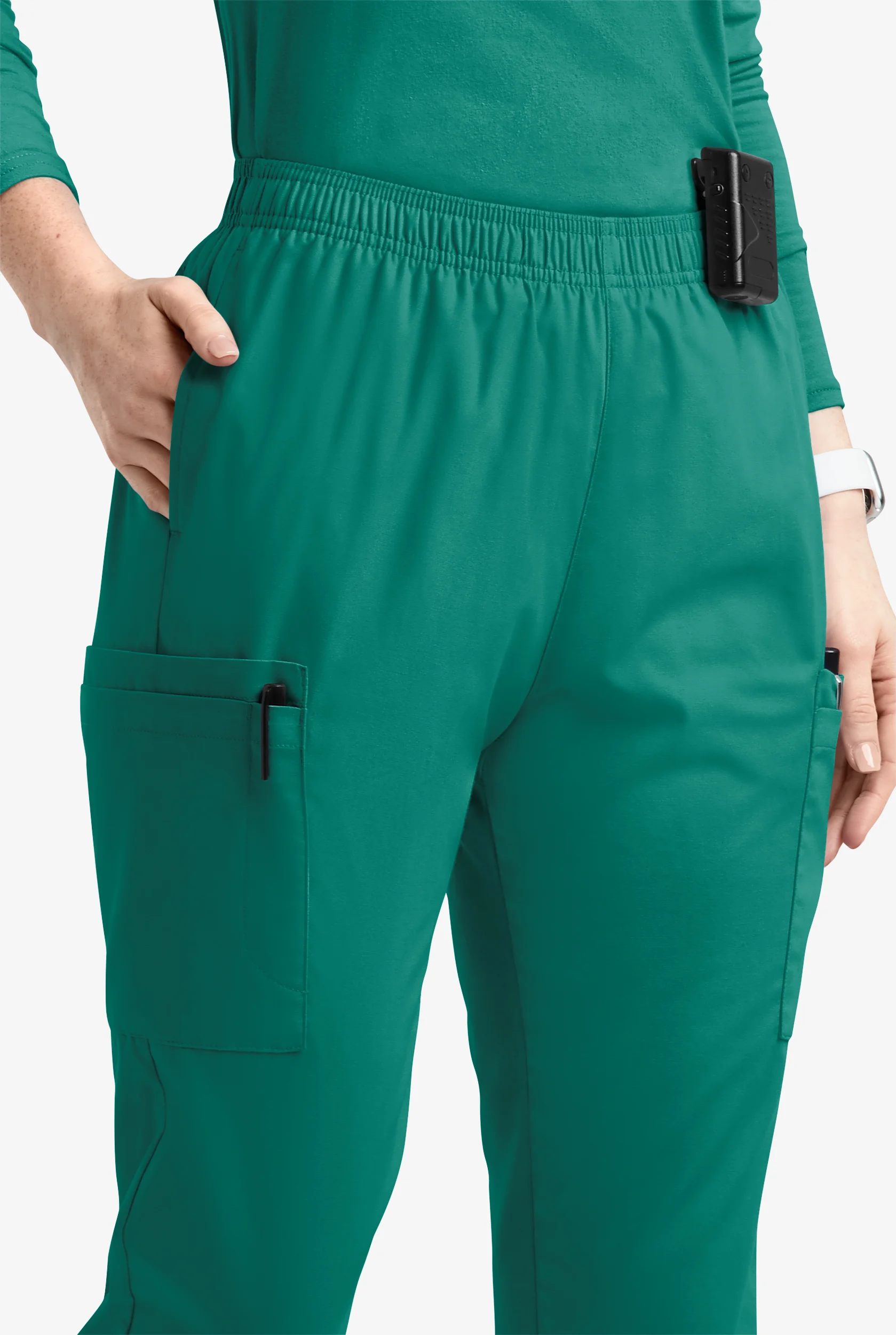 Pantalón médico Butter-Soft Originals Petite estilo jogger cargo con 7 bolsillos y piernas pitillo para mujer