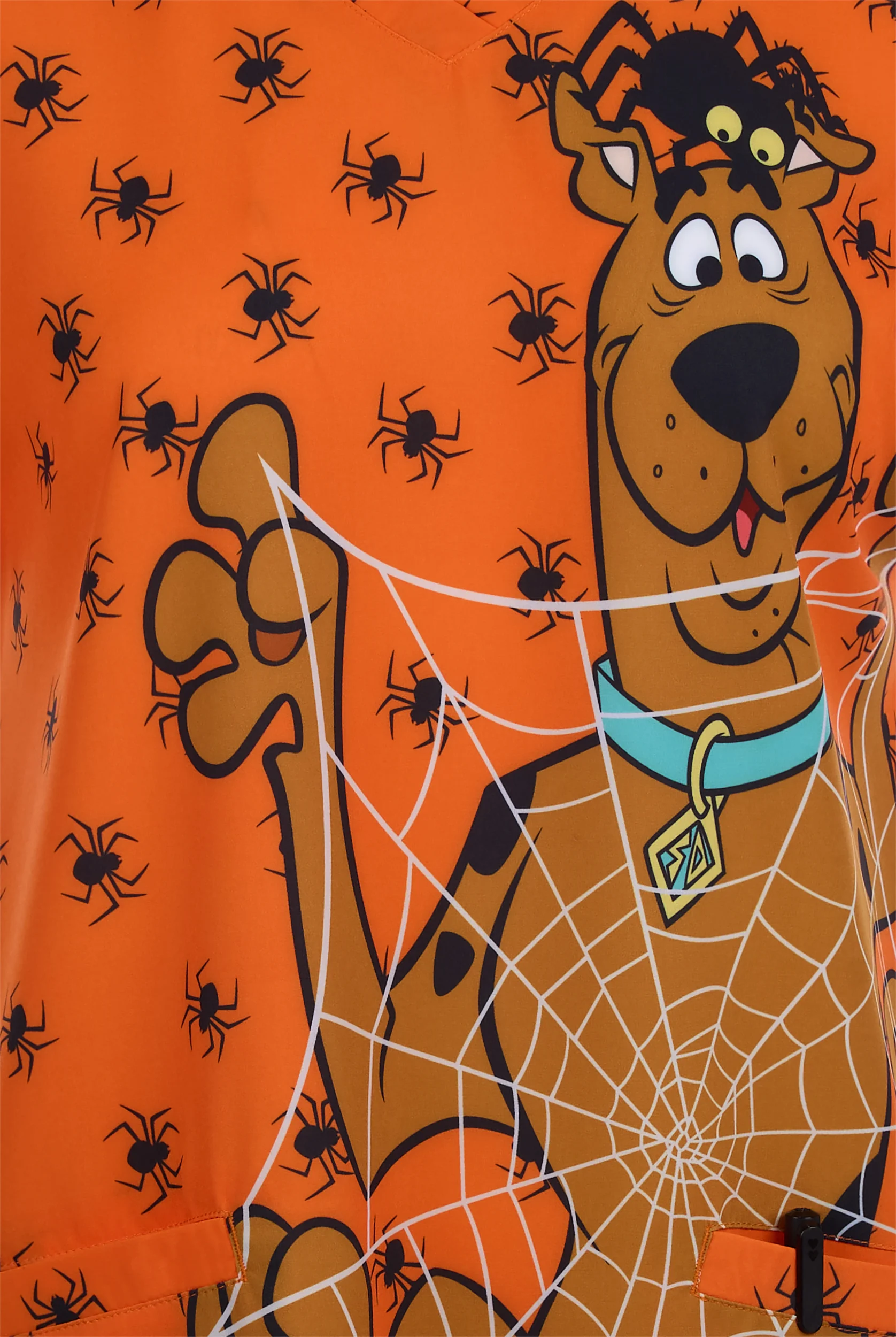 Blusa médica estampada Scooby Doo Halloween by Funscrubs STRETCH con cuello en V y 2 bolsillos para mujer