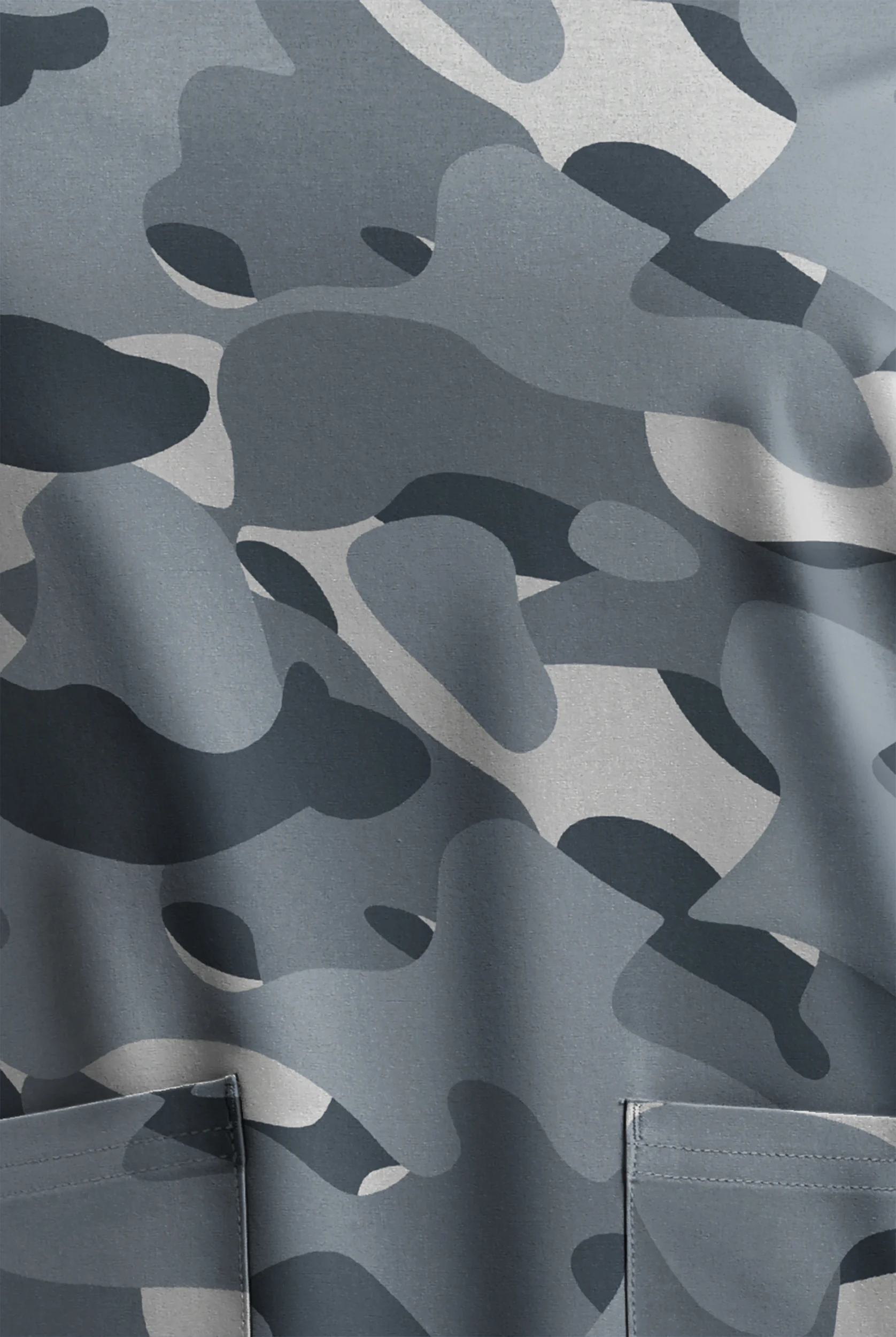 Blusa médica estampada Strictly Scrubs STRETCH Cloud Camo Pewter con cuello en V ingleteado y 2 bolsillos para mujer