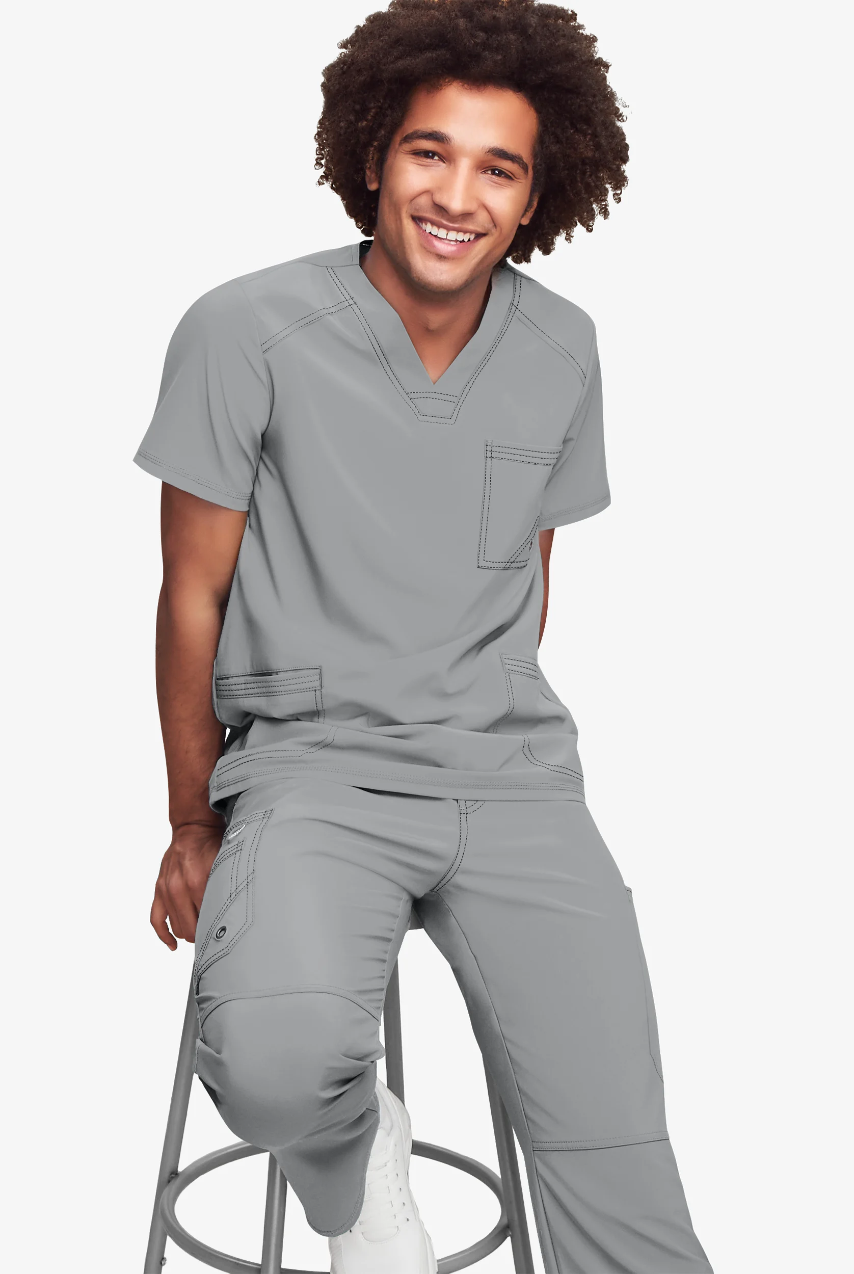 Camisa m&eacute;dica Cherokee Infinity con 2 bolsillos y paneles laterales de tejido para hombre 