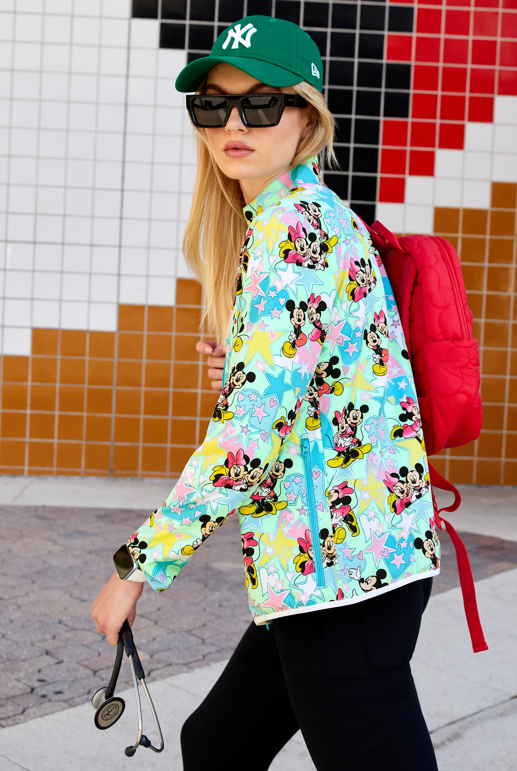 Chaqueta médica estampada Tooniforms Disney's Mickey Love And Magic STRETCH con cremallera y 2 bolsillos para mujer