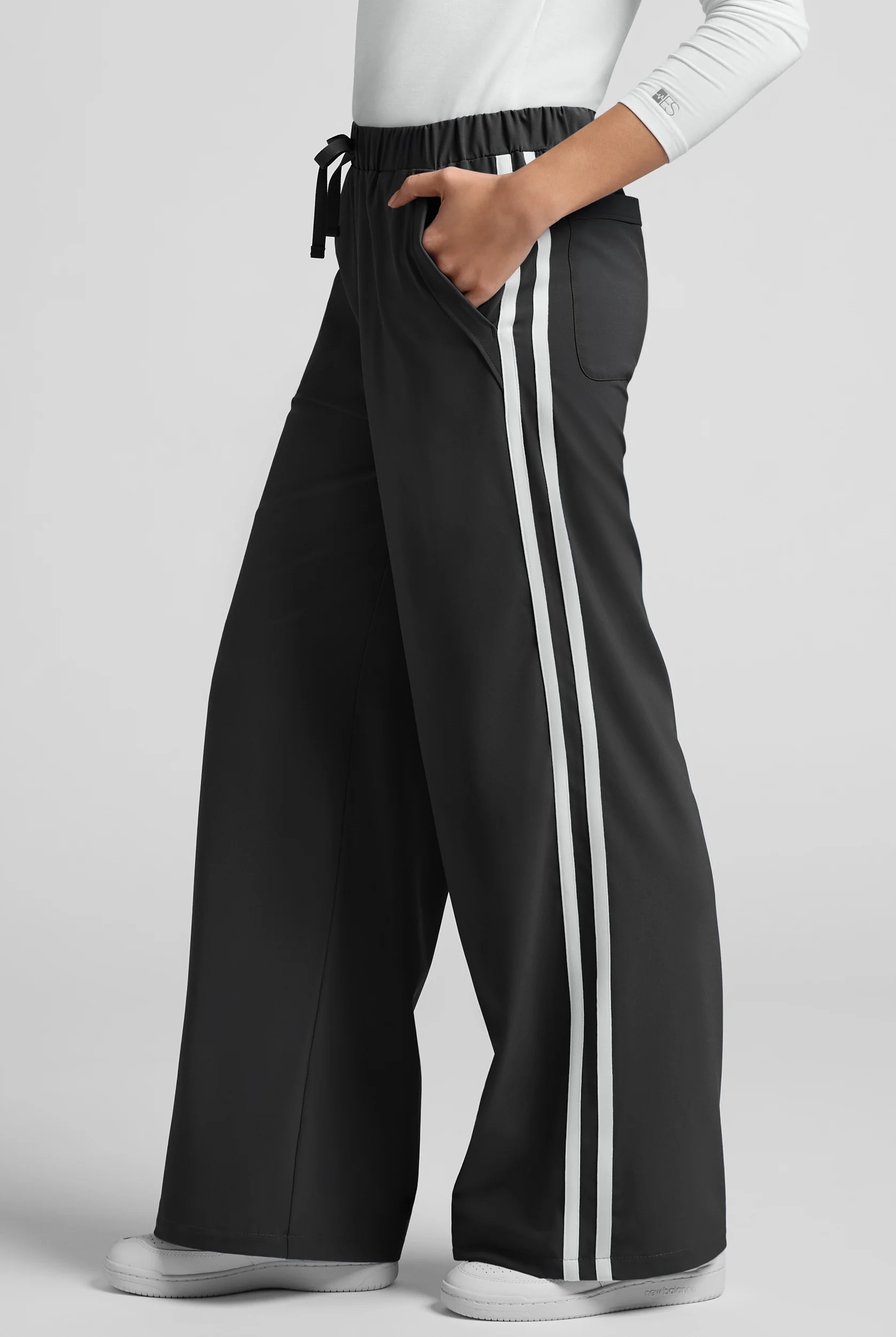Easy STRETCH Hunter Women&rsquo;s 6-Pocket Wide Leg Track Scrub Pant