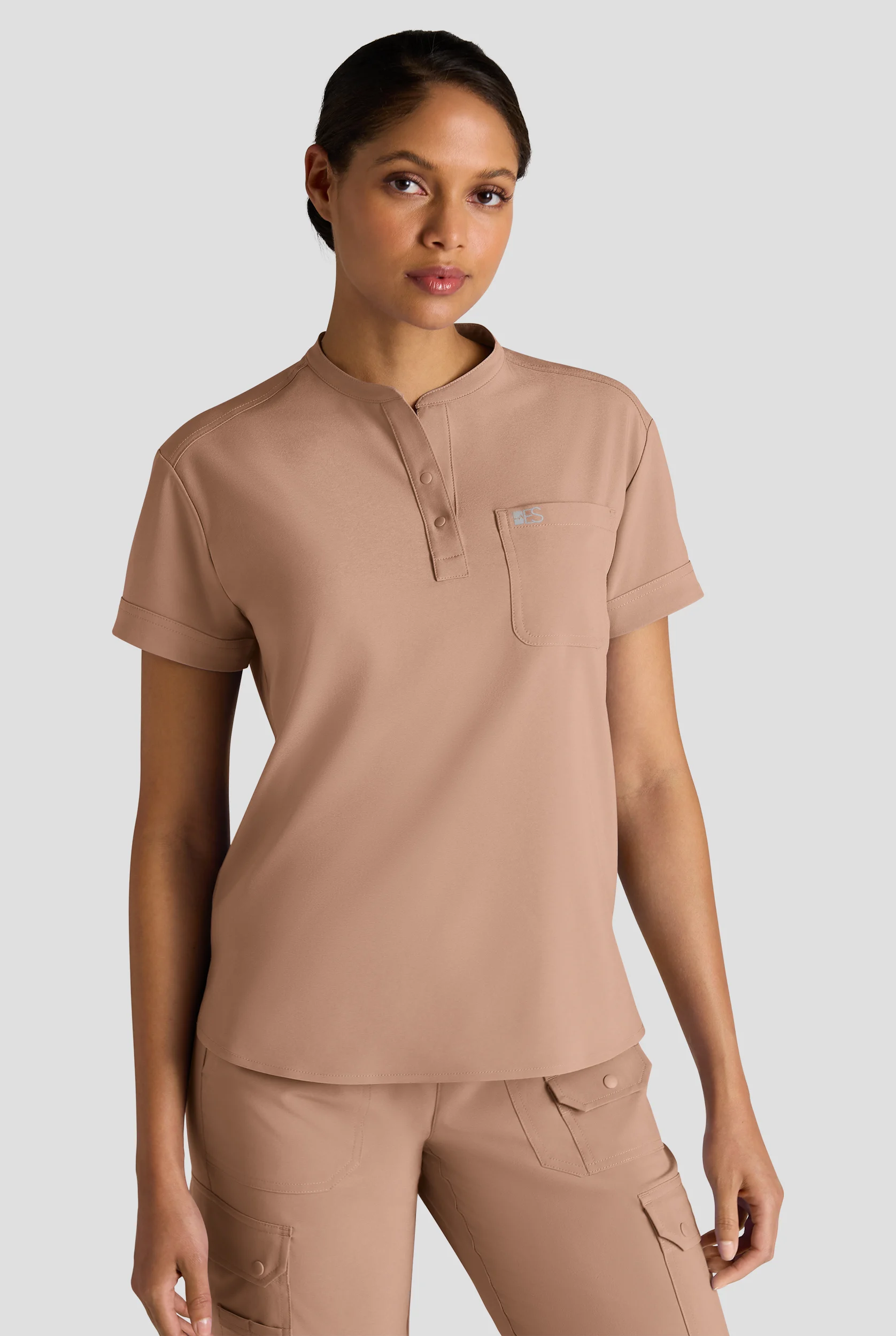Blusa m&eacute;dica Easy STRETCH tipo henley con 1 bolsillo para mujer