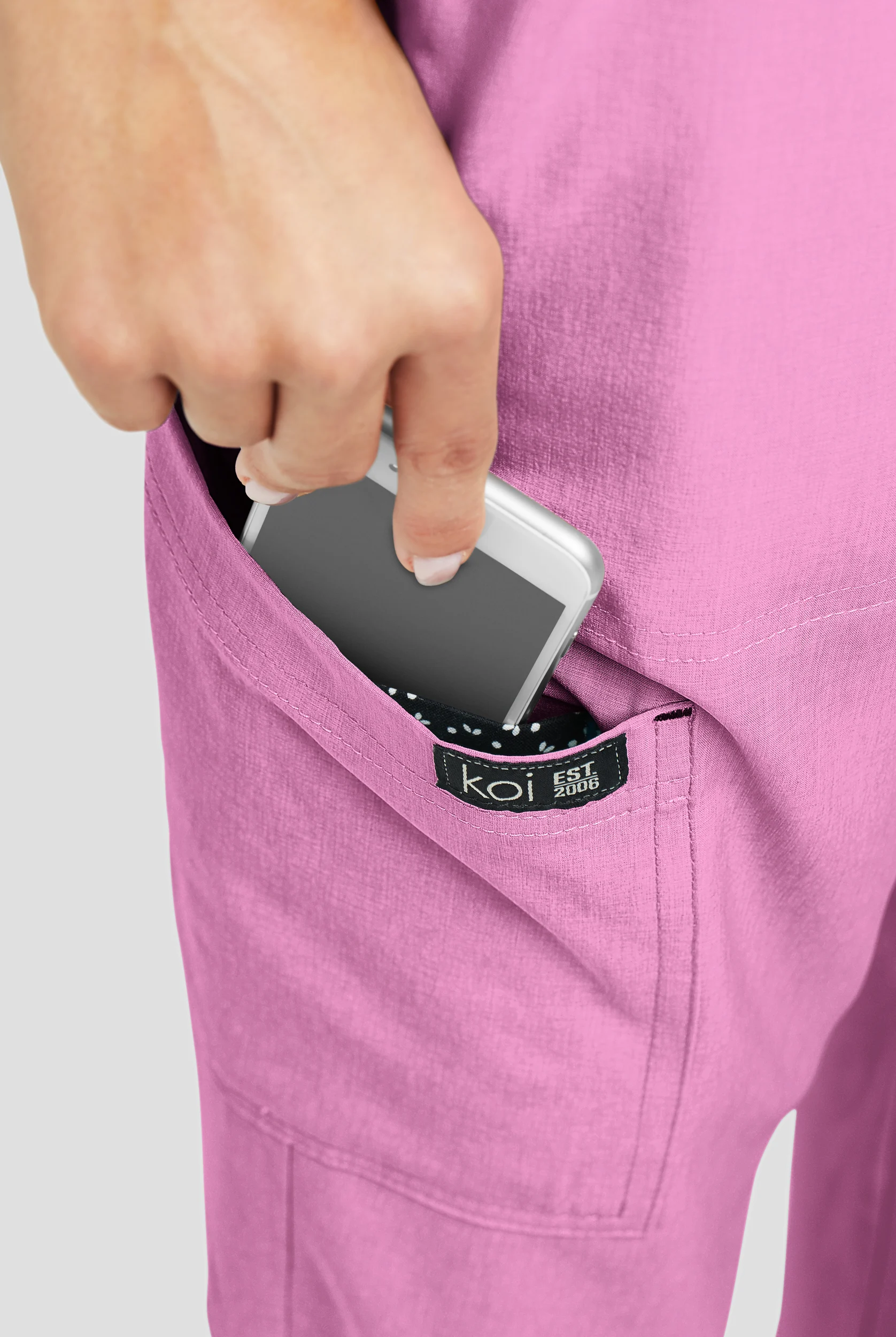 Pantal&oacute;n m&eacute;dico koi Basics Holly estilo cargo con 8 bolsillos para mujer