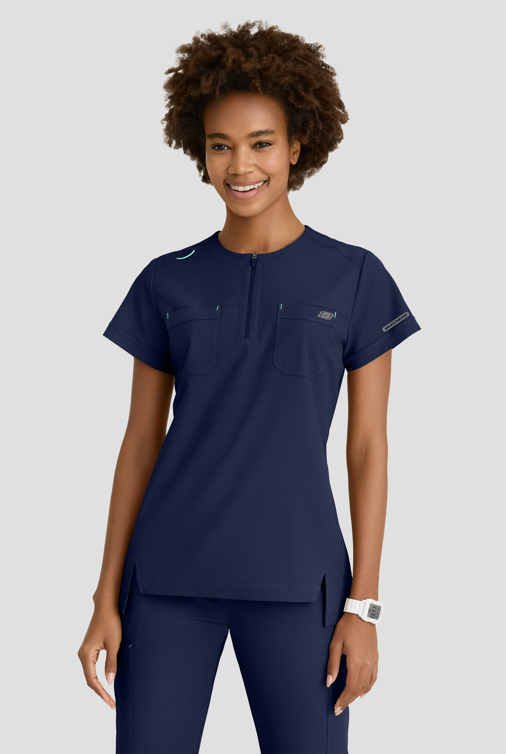 Blusa m&eacute;dica Skechers by Barco MotionTech Trek STRETCH con cuello redondo con cremallera y 2 bolsillos para mujer