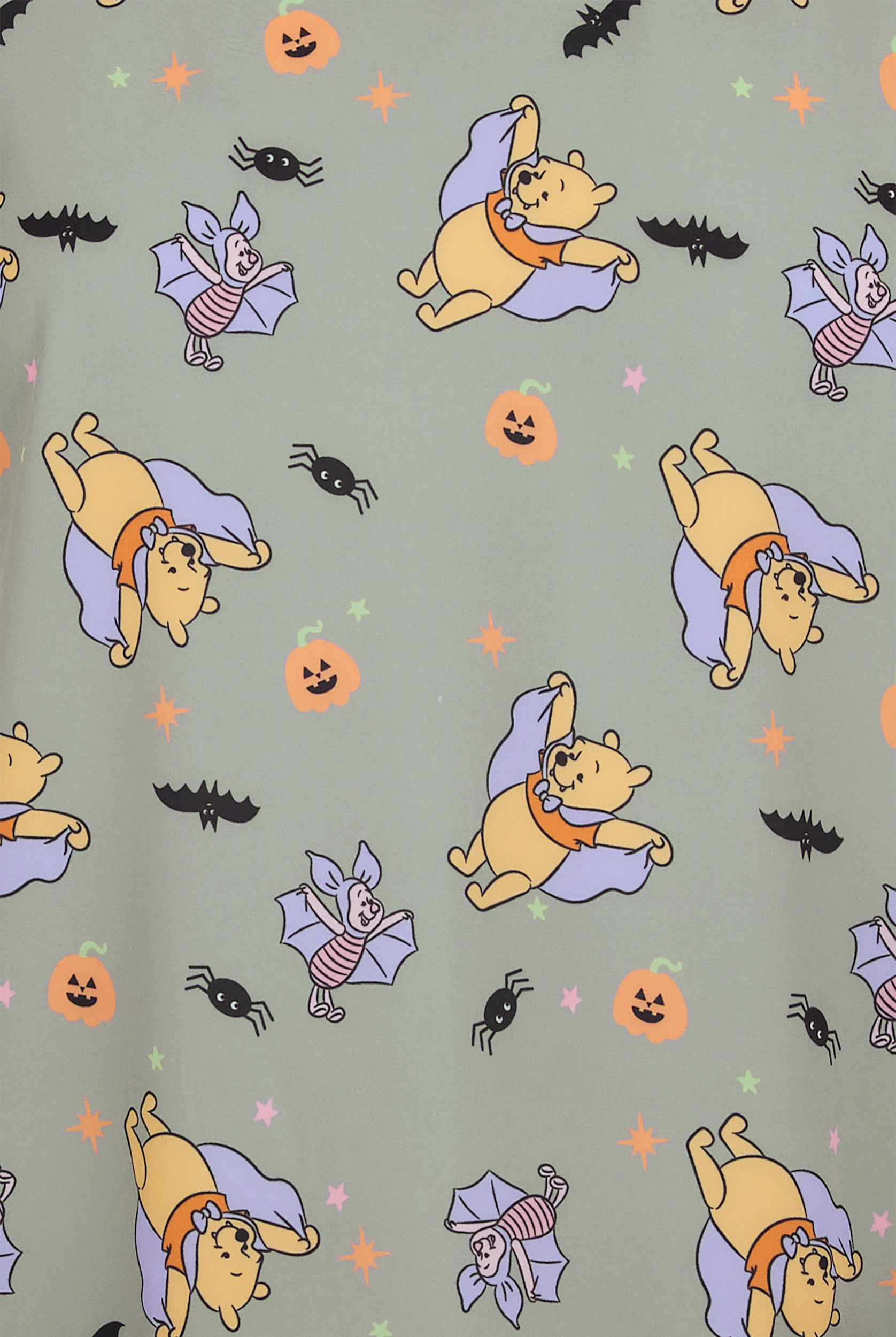Blusa médica estampada Disney's Winnie the Pooh Halloween by Funscrubs STRETCH con cuello en V y 2 bolsillos para mujer