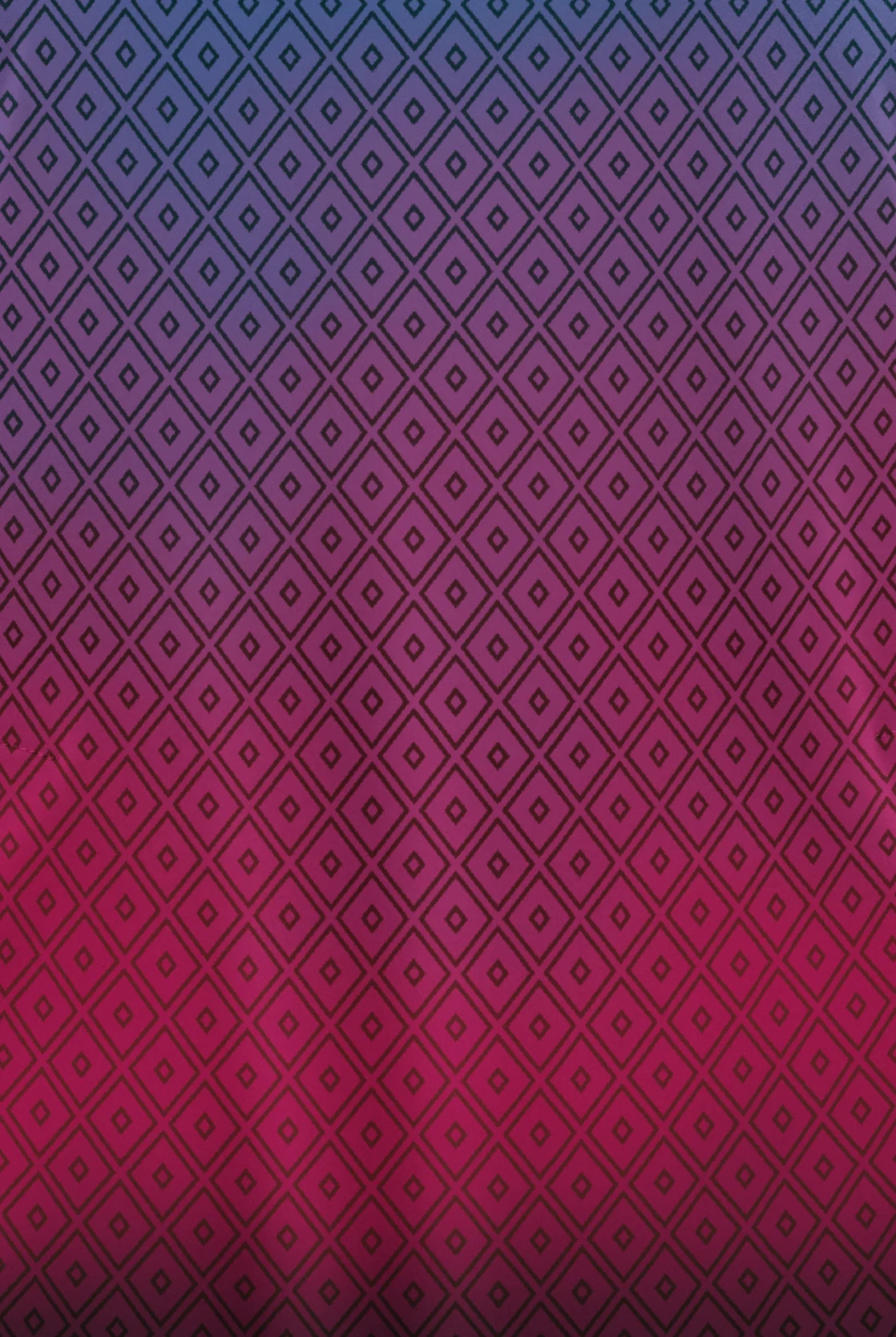 Blusa médica estampada UA Butter-Soft STRETCH Geo Gradient Eggplant con cuello en V para mujer