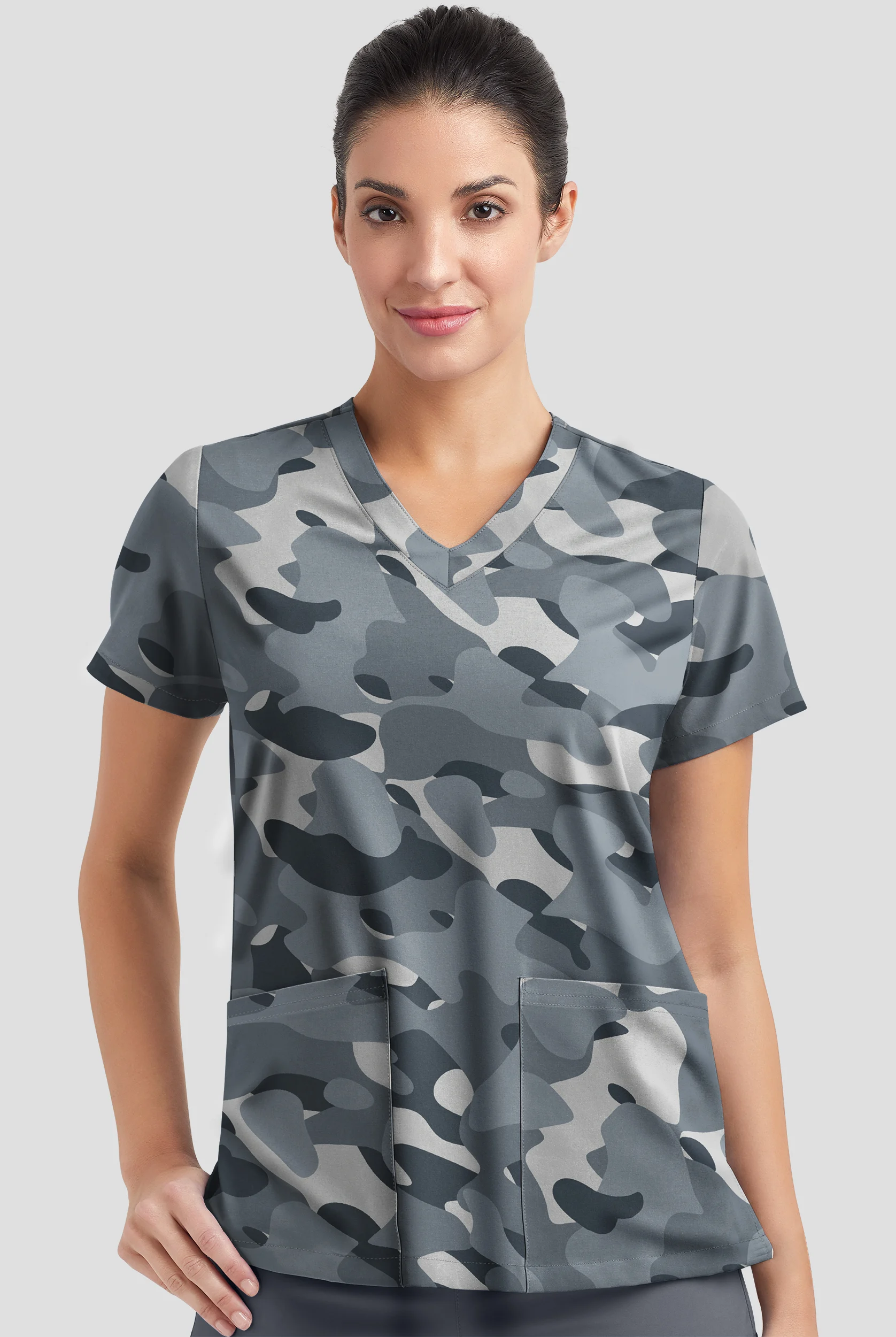 Blusa médica estampada Strictly Scrubs STRETCH Cloud Camo Pewter con cuello en V ingleteado y 2 bolsillos para mujer