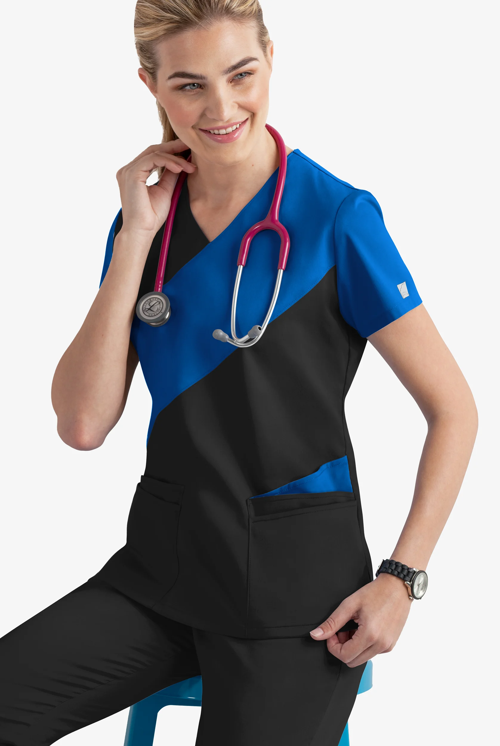 Blusa m&eacute;dica UA Butter-Soft STRETCH asim&eacute;trica con 5 bolsillos para mujer