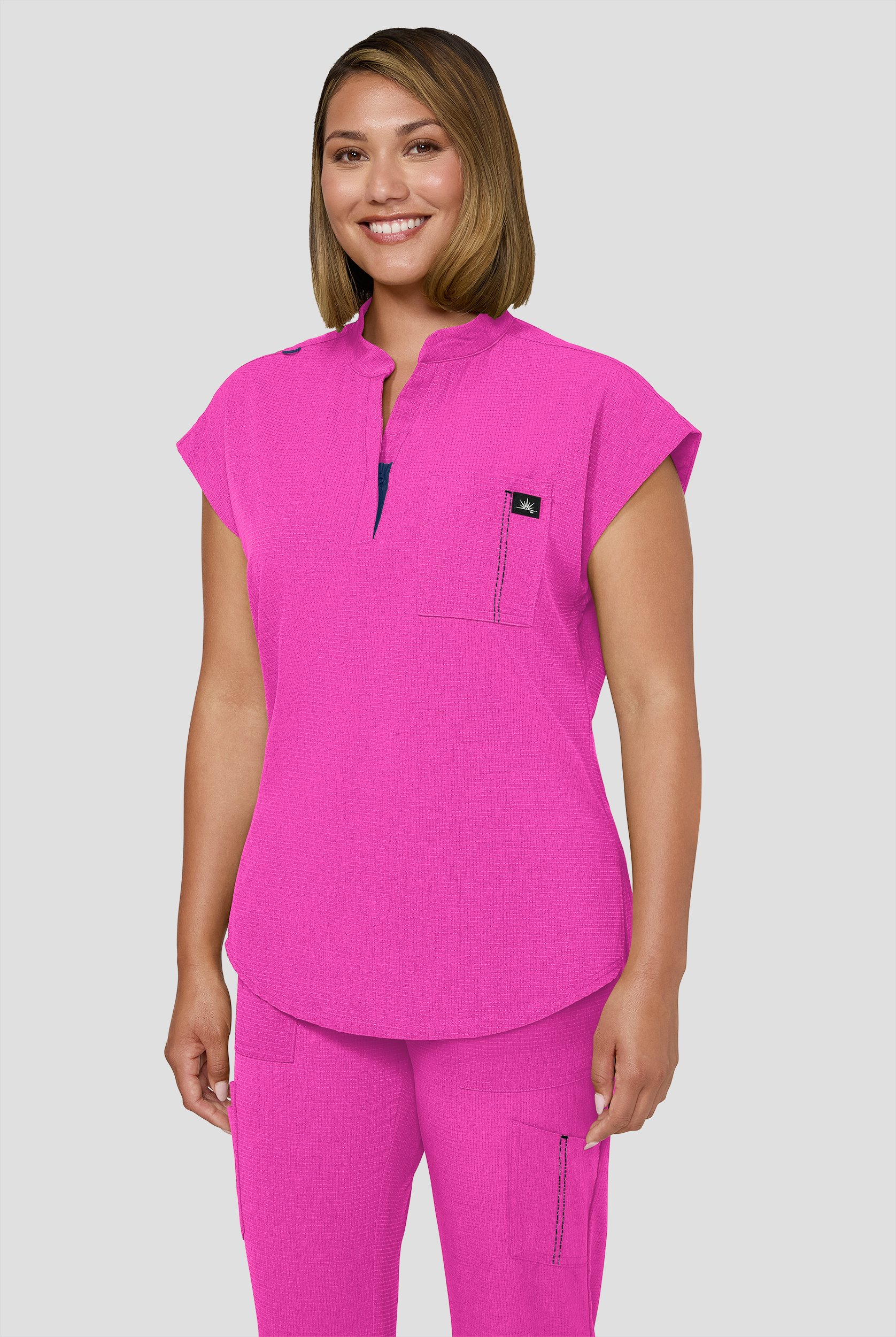 Blusa m&eacute;dica koi Solis Catrin STRETCH con cuello en V con cremallera y tapeta en contraste y 1 bolsillo para mujer