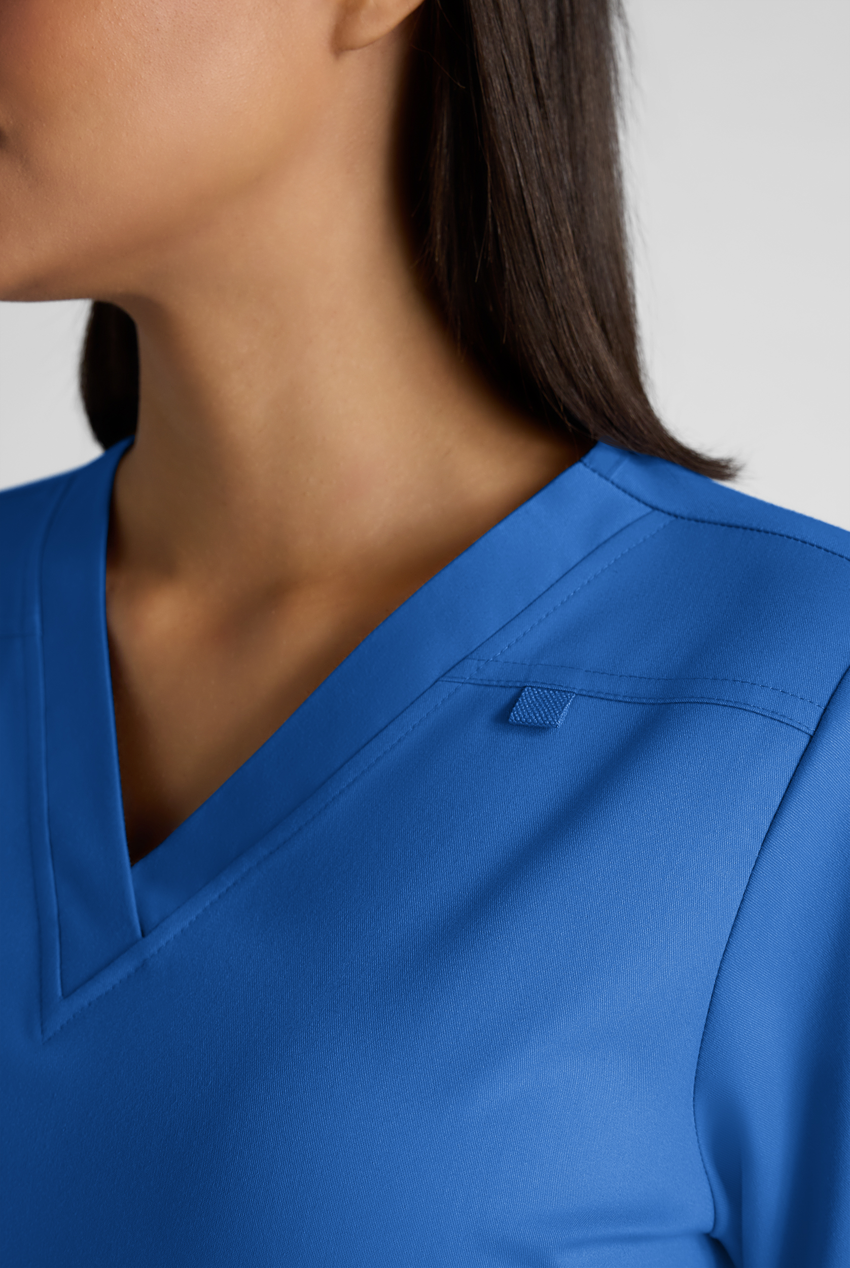 Blusa m&eacute;dica Butter-Soft STRETCH FLXTEK+ con cuello en V y 4 bolsillos para mujer