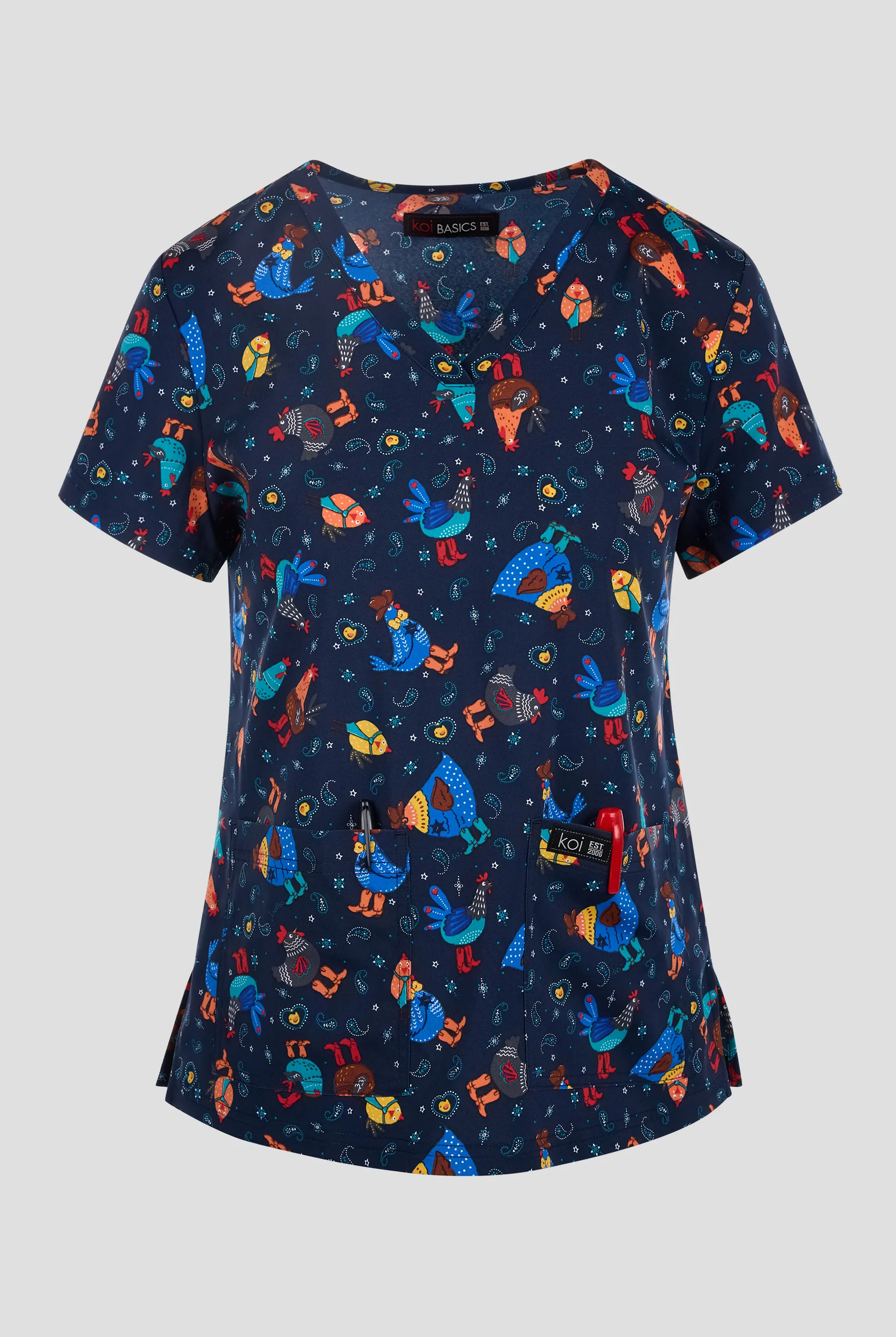 Blusa médica estampada koi Basics Cowboy Chicken STRETCH con cuello en V y 2 bolsillos para mujer