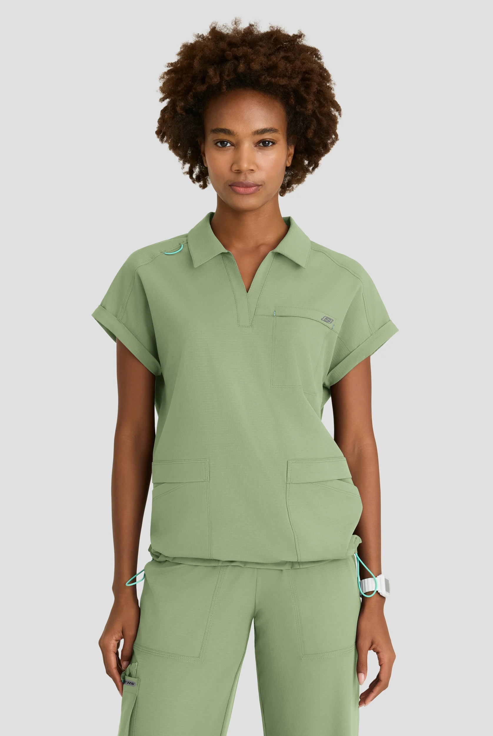 Blusa m&eacute;dica Skechers by Barco MotionTech Charlie STRETCH con mangas dolm&aacute;n y 3 bolsillos para mujer