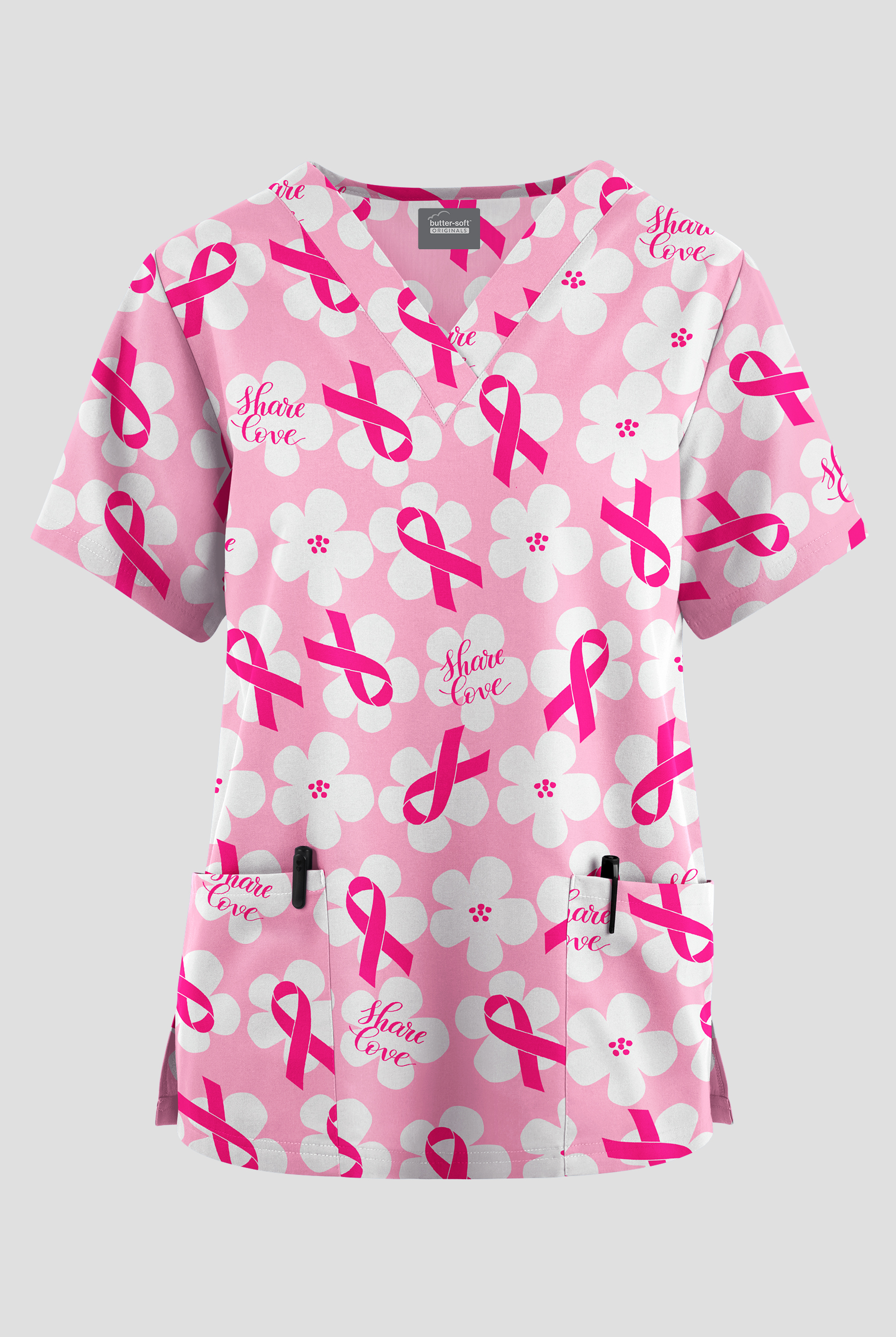Blusa médica estampada Butter-soft Originals Share Love Fuchsia con cuello en V y 2 bolsillos para mujer