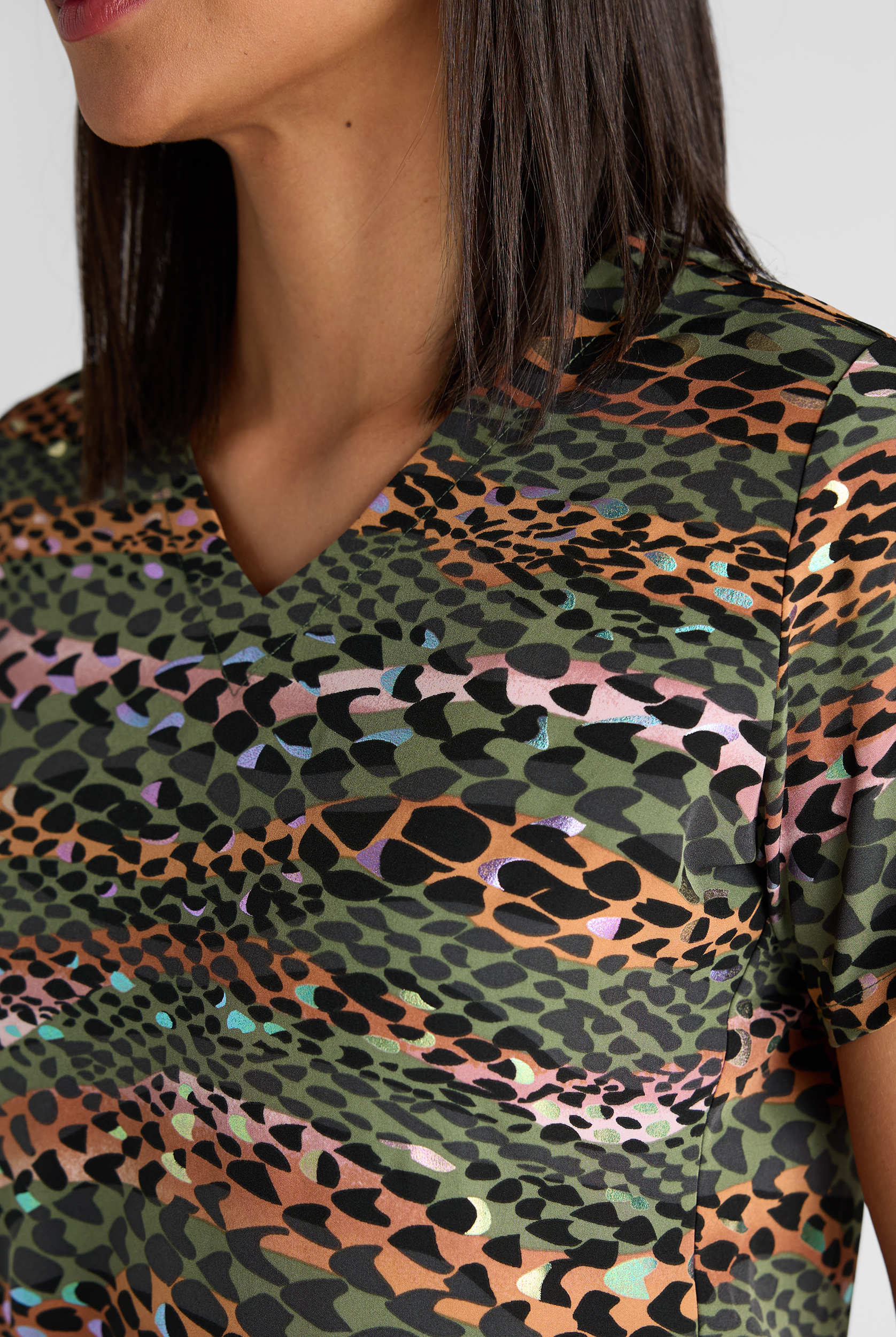 Butter-Soft STRETCH Amazon Diva Women's 2-Pocket V-Neck Print Scrub Top