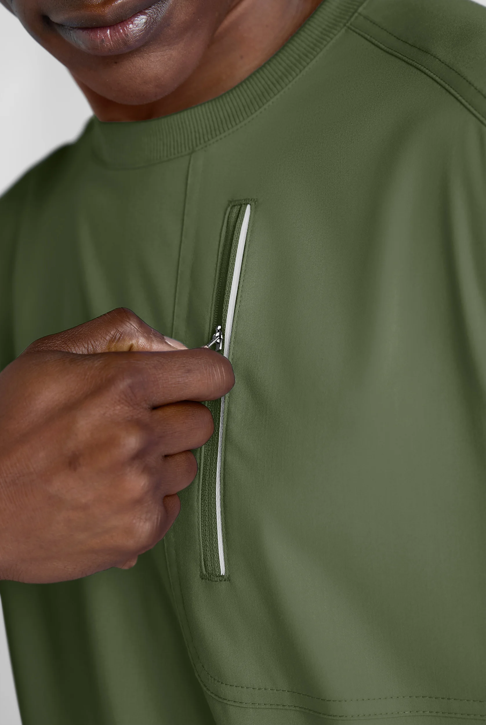 Camisa m&eacute;dica UA Advantage STRETCH con cuello redondo y 1 bolsillo para hombre